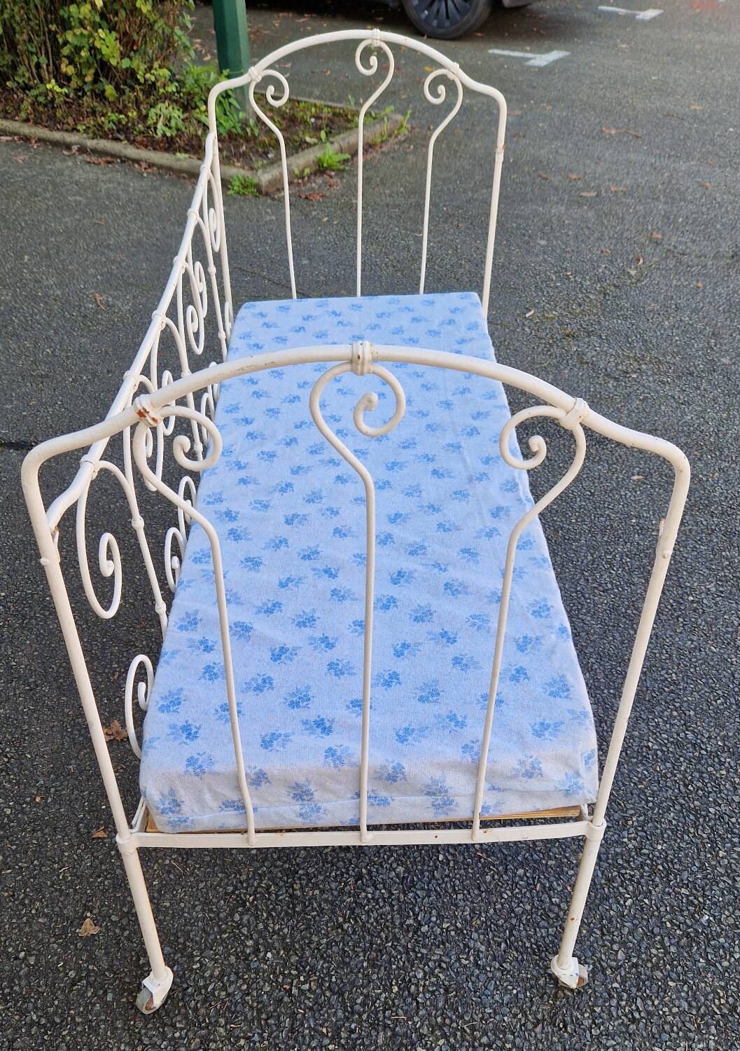 bed child iron bench