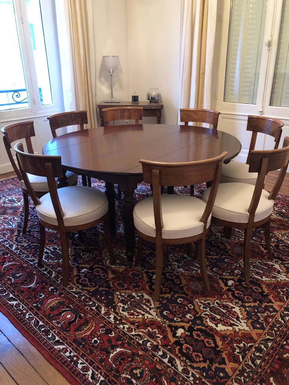 Mahogany round table in Louis Philippe style and 8 period chairs from the early 19th century.