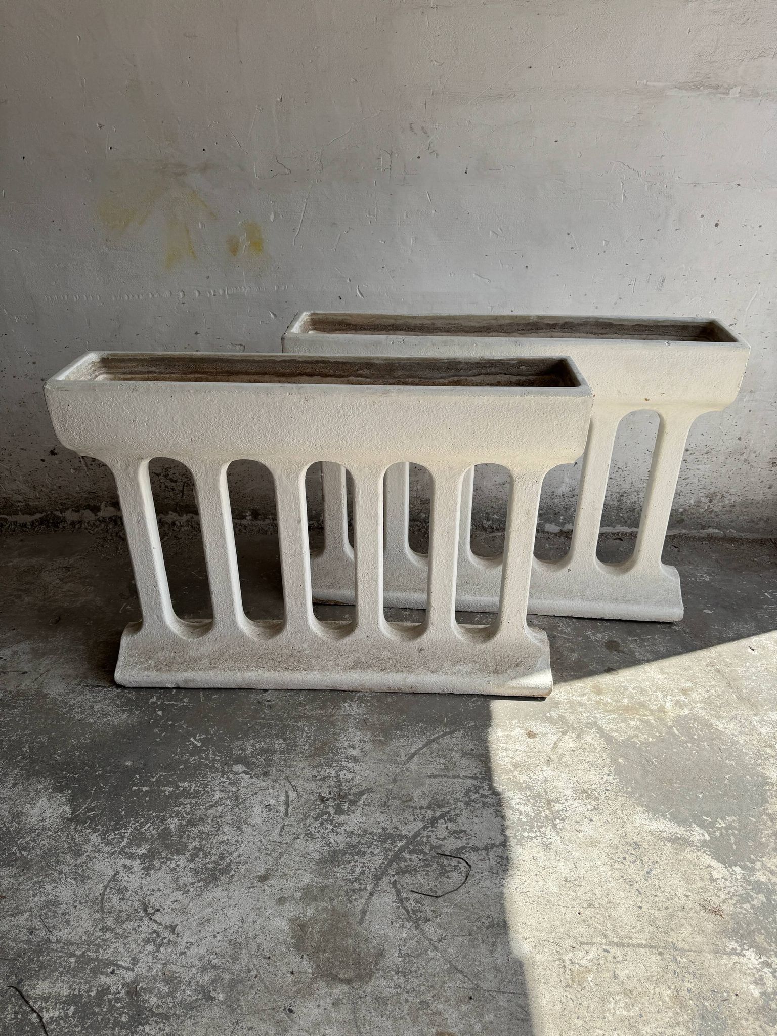 Paire de jardinières sculpturales en béton coulé Off-White, de style brutalisme du milieu du siècle, longues et rectangulaires.