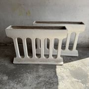 Paire de jardinières sculpturales en béton coulé Off-White, de style brutalisme du milieu du siècle, longues et rectangulaires.
