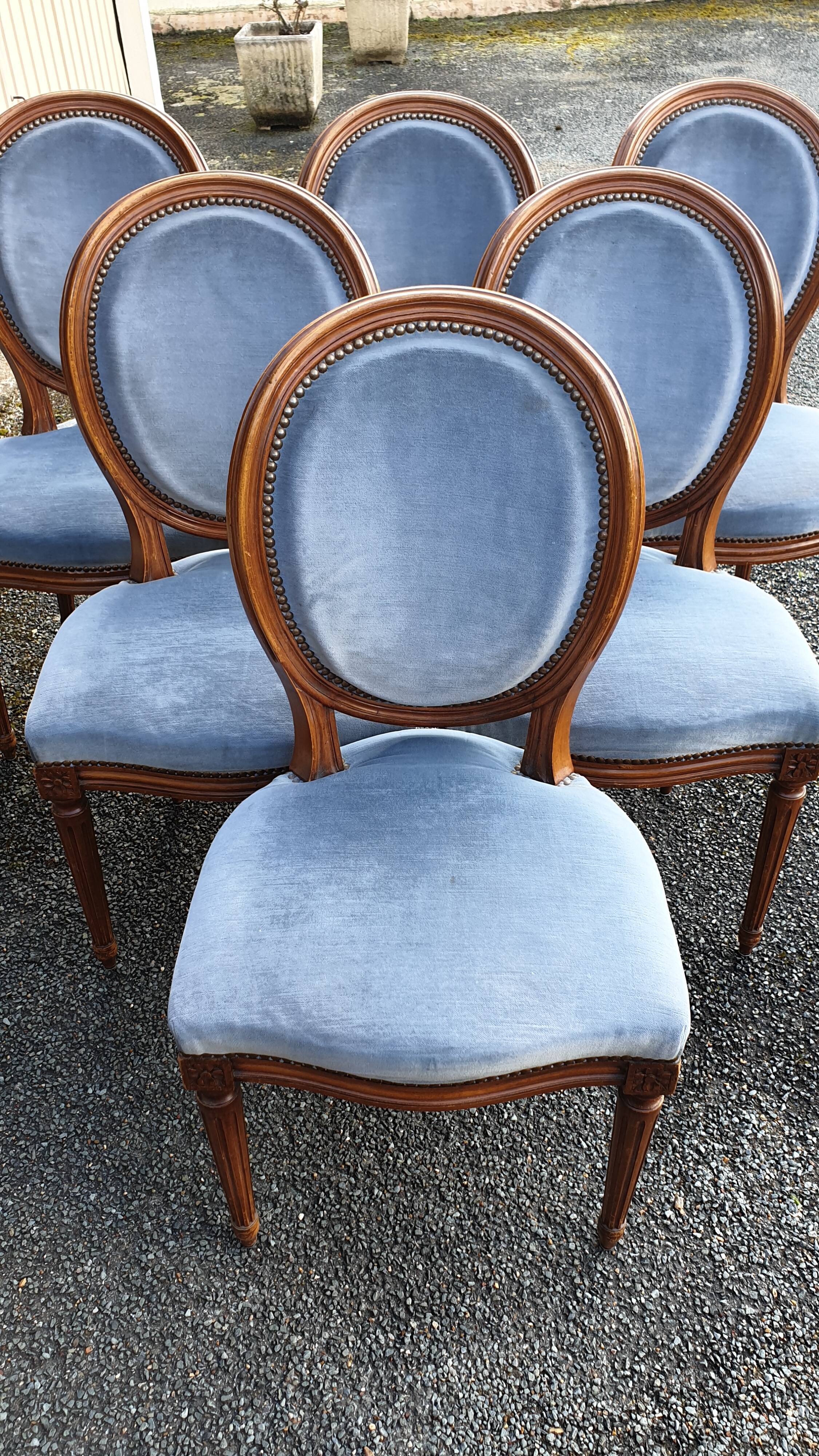 6 chaises à  médaillon Louis XVI