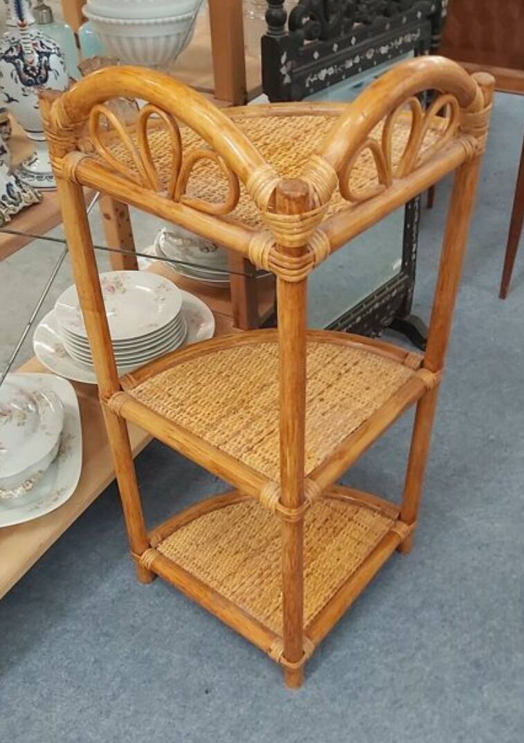 Corner shelf in rattan