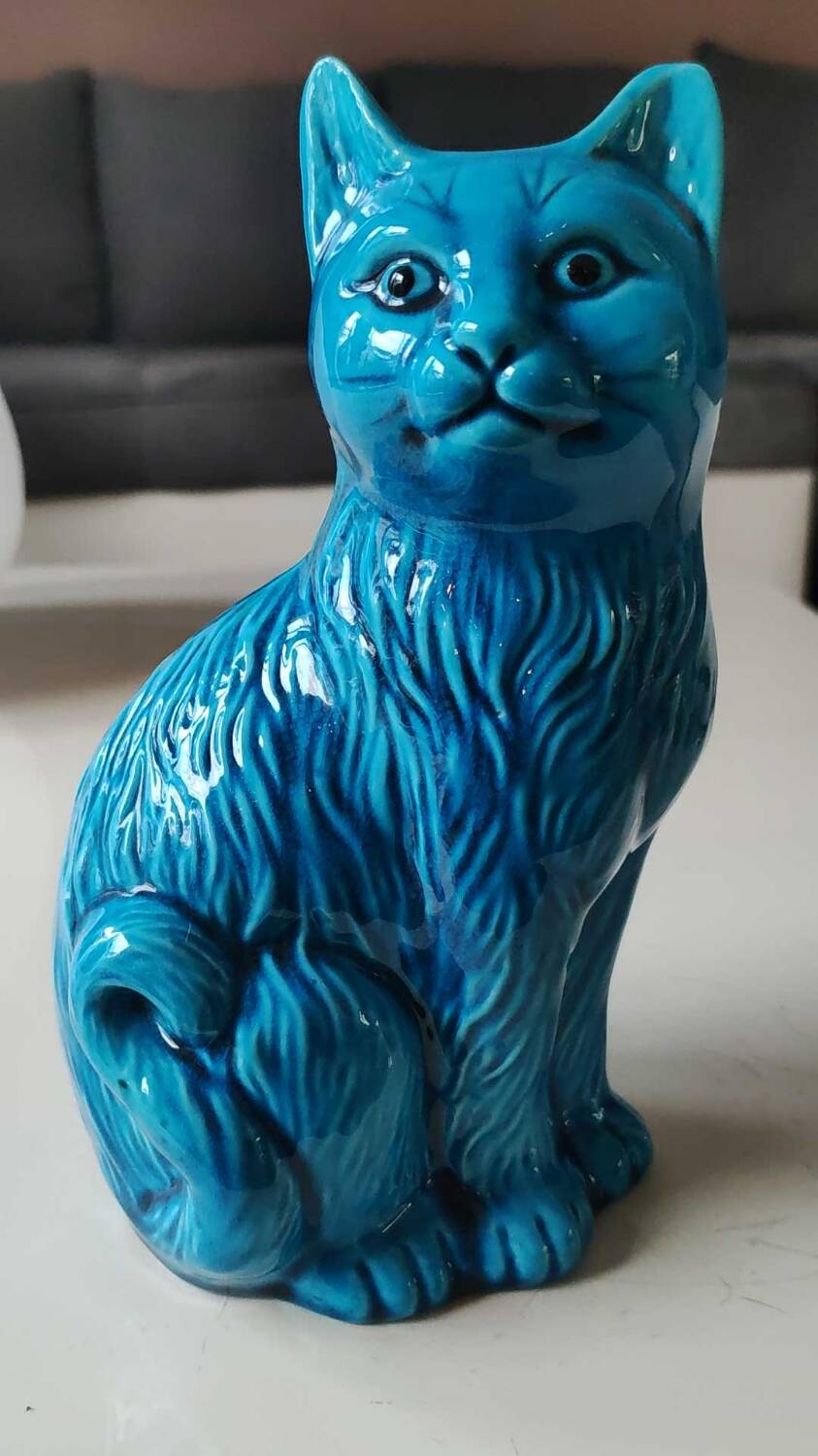 Pair of Chinese cats in turquoise blue enameled porcelain. Heights 20 & 17 cm