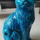 Paire de chats Chinois en porcelaine émaillée bleu turquoise. Hauteurs 20 & 17 cm