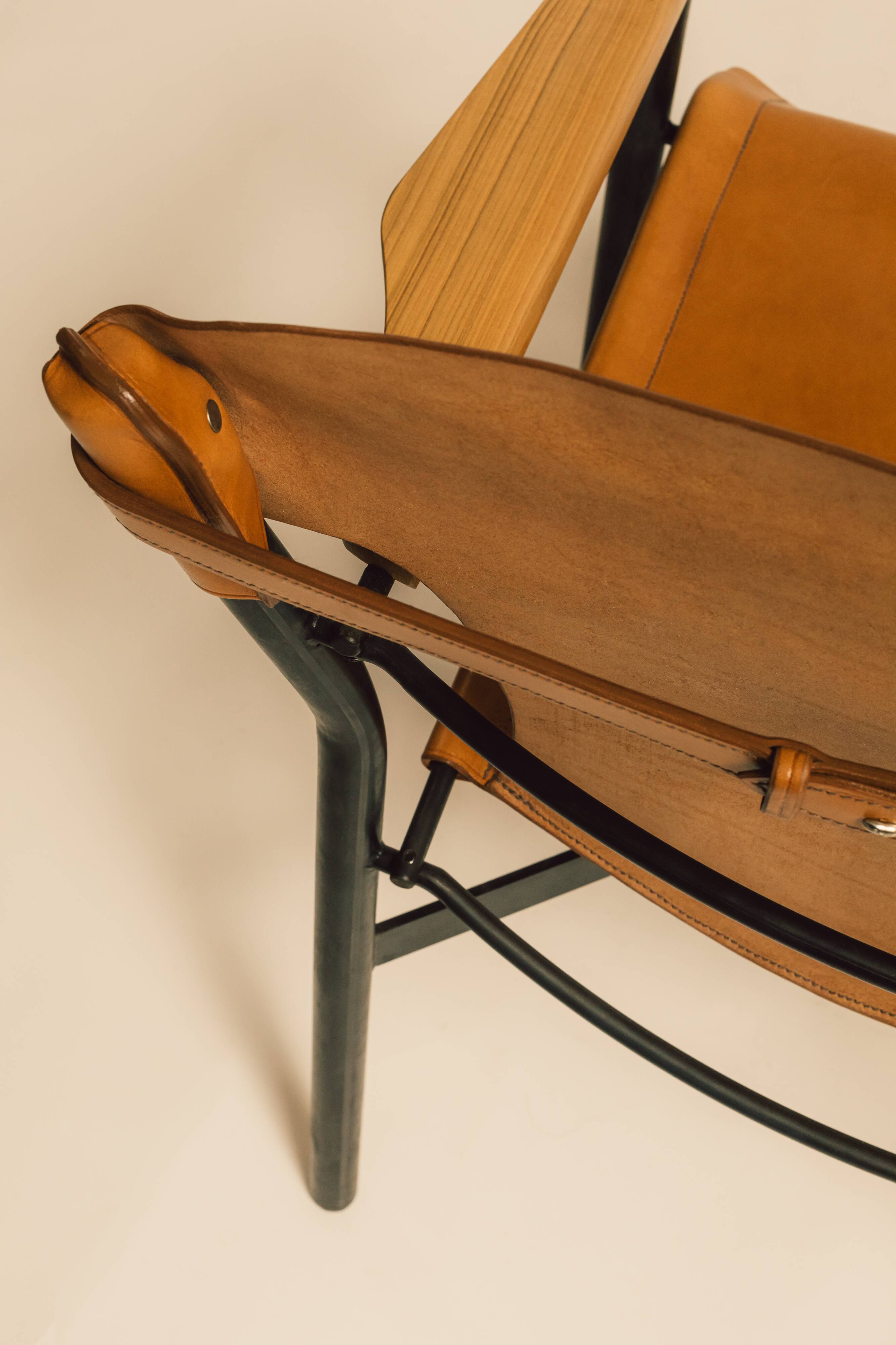 Maërl armchair, Galathée model, natural leather, solid wood armrests of your choice