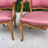 2 bergères, fauteuils style Louis XV en soie rouge rosé