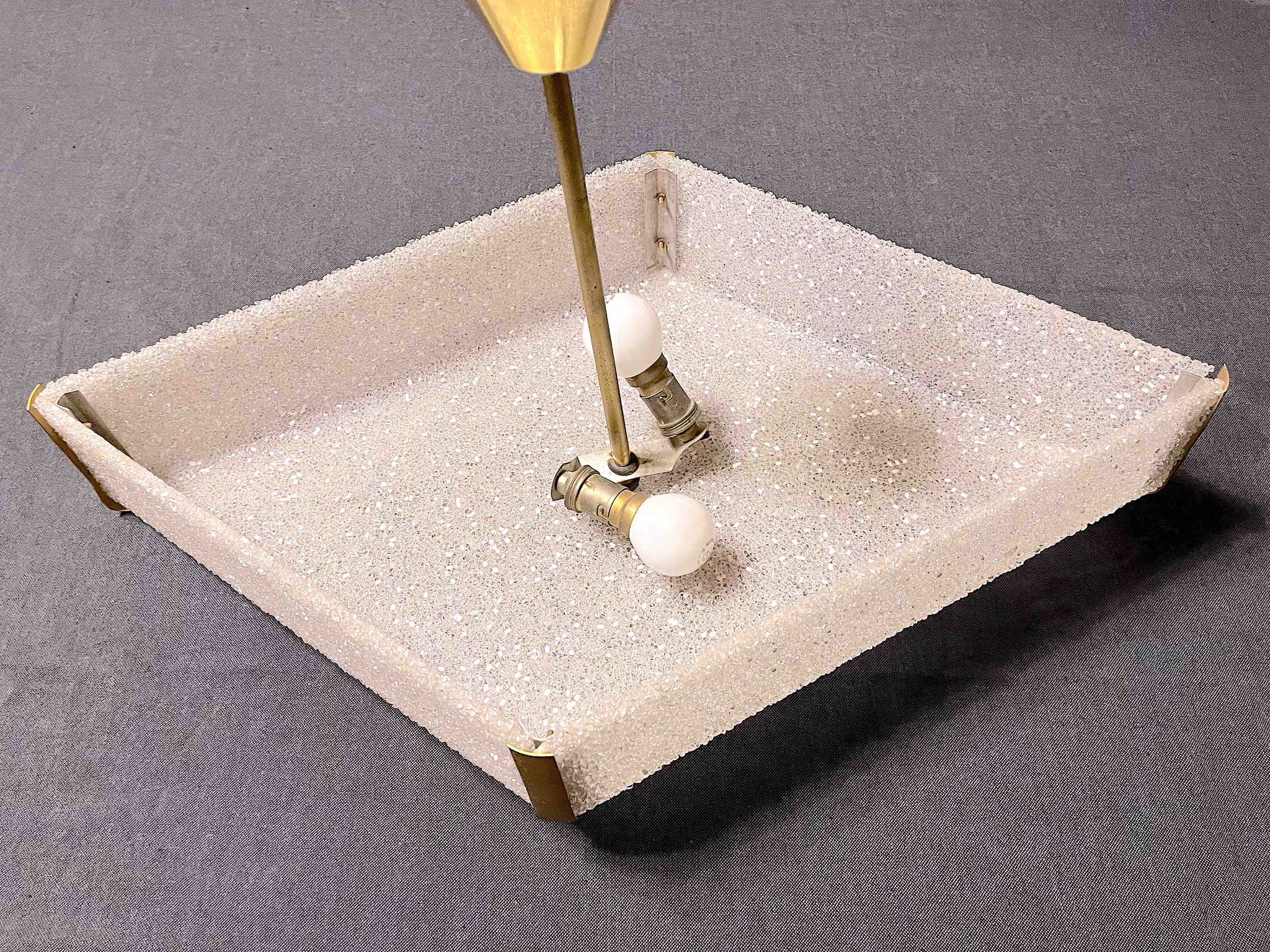 Plafonnier ou suspension en laiton et perspex, forme géométrique de losange, style des 1950's