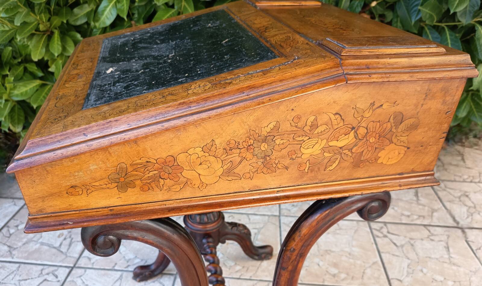 Davenport desk in marquetry walnut, Victorian era.