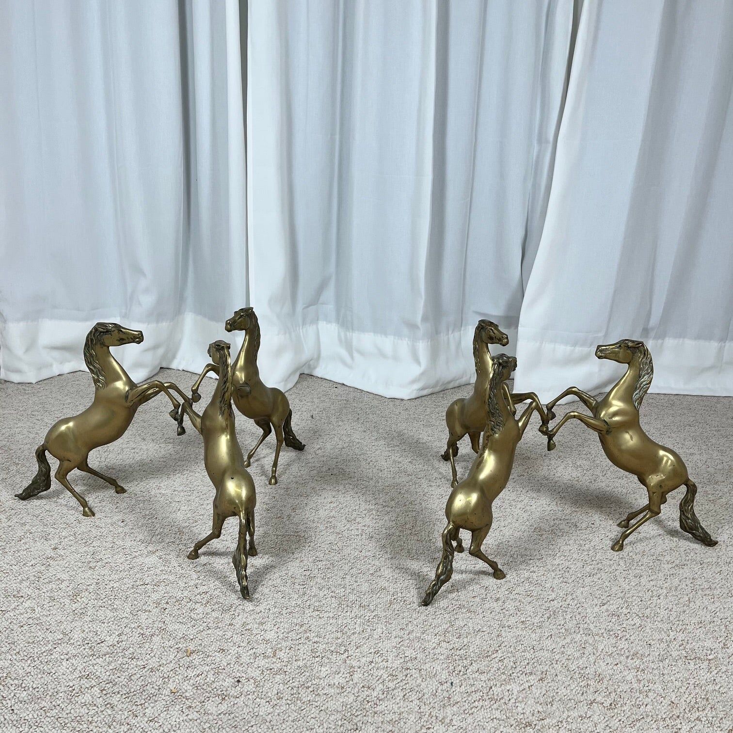 Hollywood Regency style coffee table, 6 patinated brass horses and glass top, 1970.