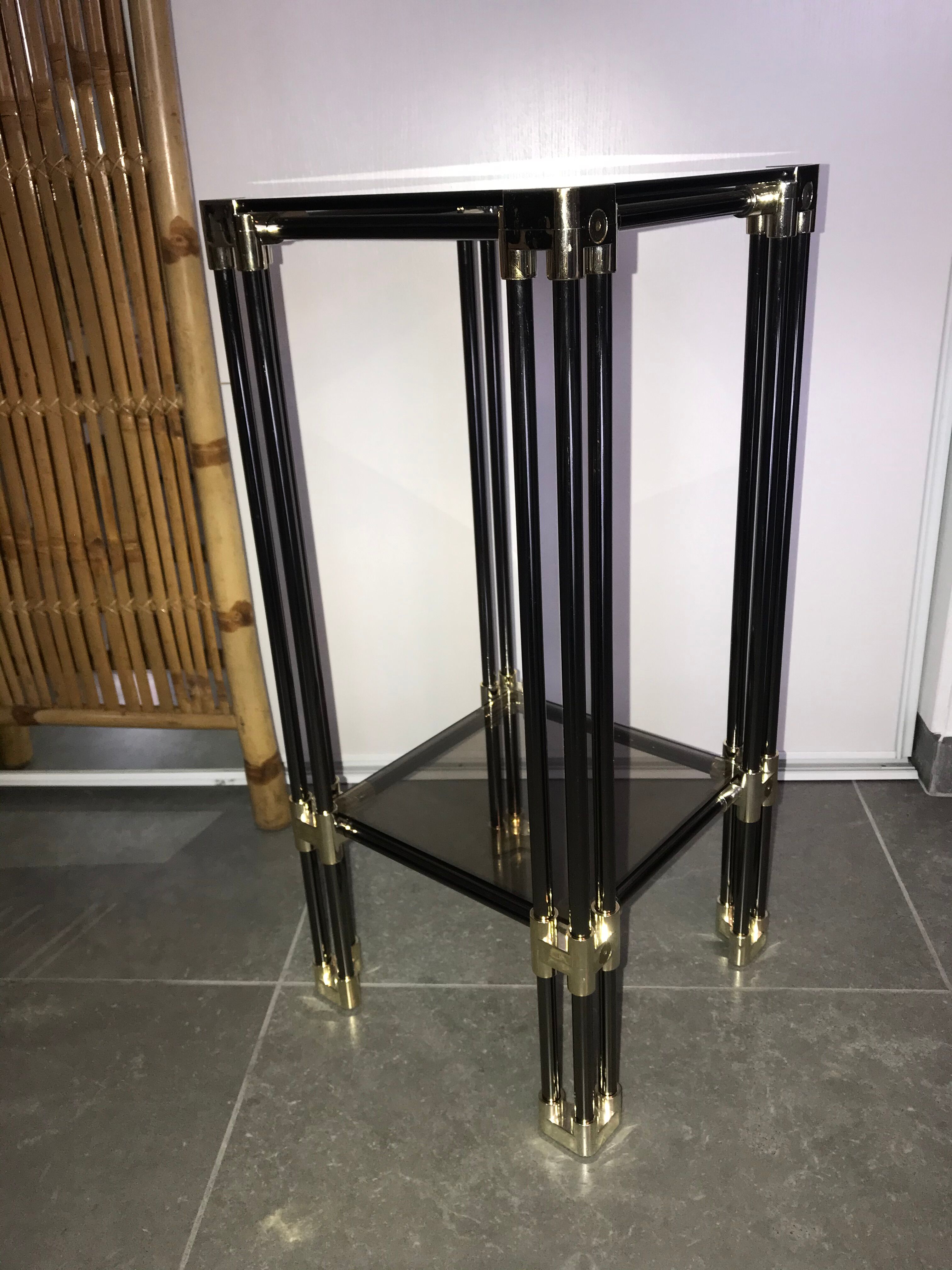 Metal square sellette and 2-storey smoked glass