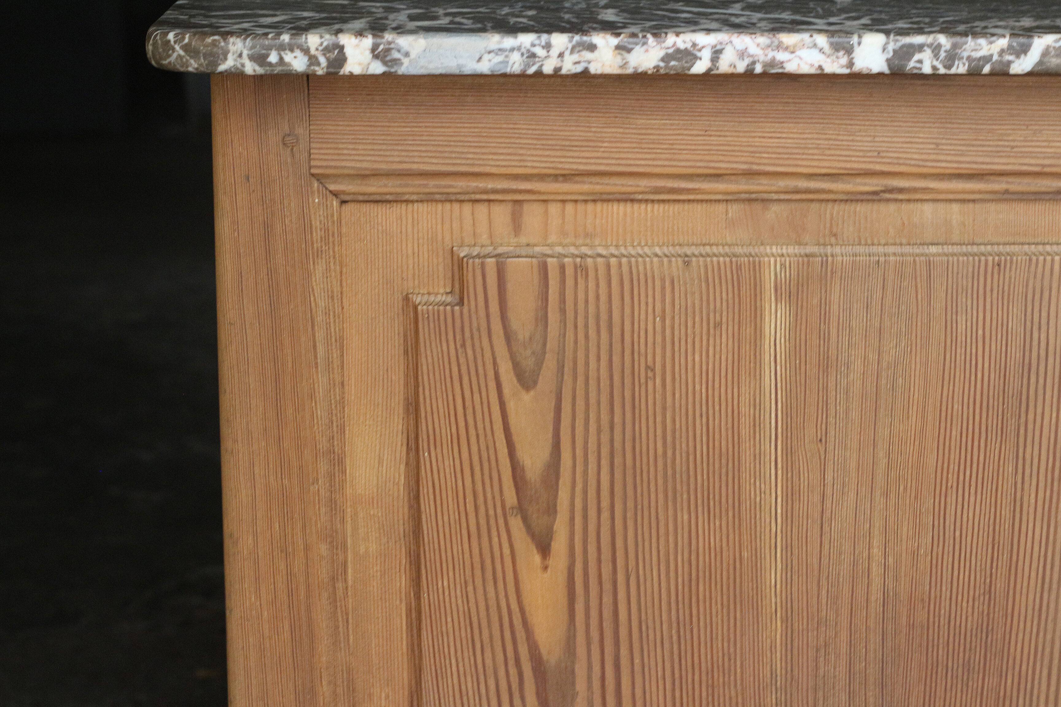 Exceptional pharmacy counter in solid pine and marble (19th century).