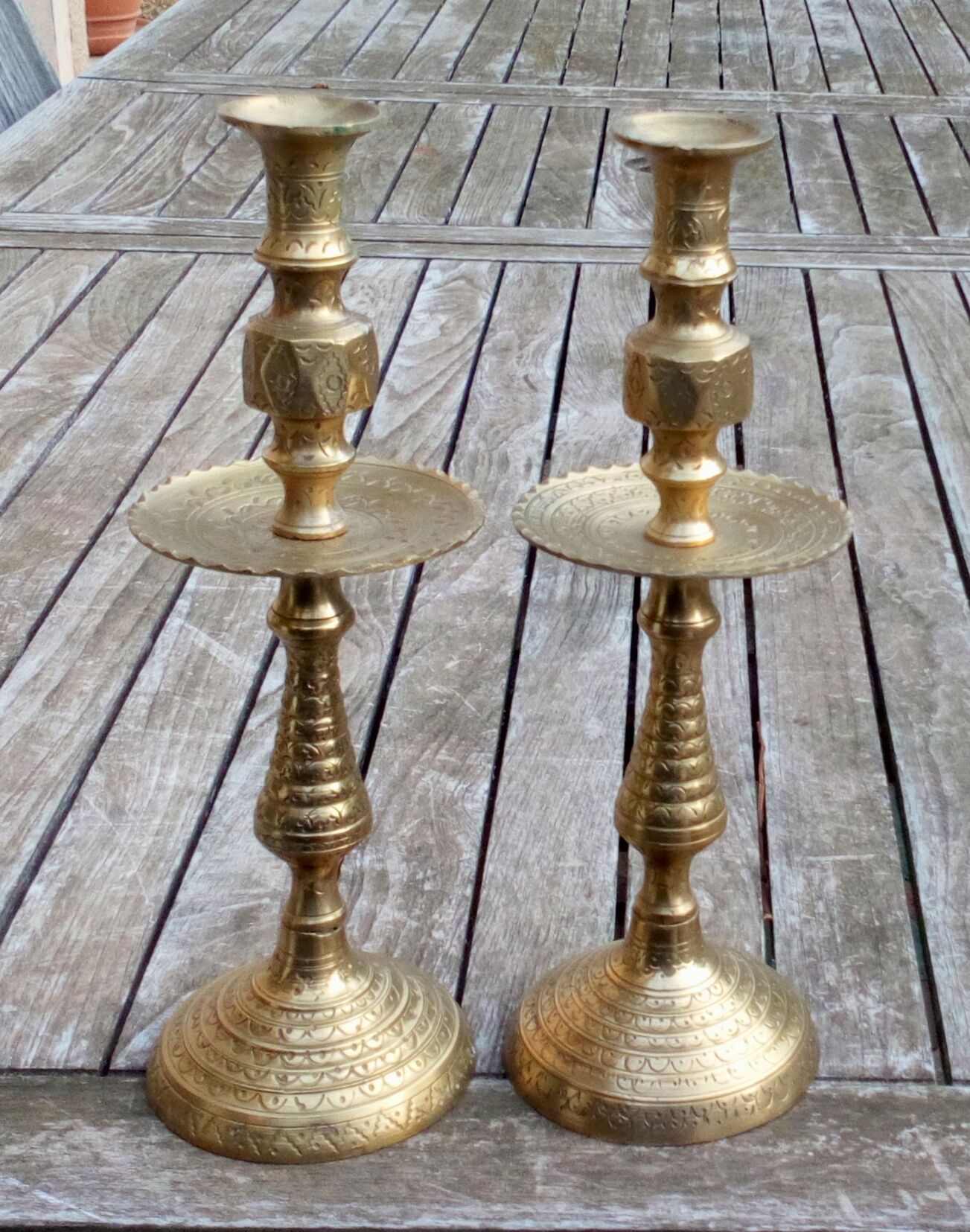 Paire de chandeliers en cuivre jaune ciselé