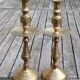 Paire de chandeliers en cuivre jaune ciselé