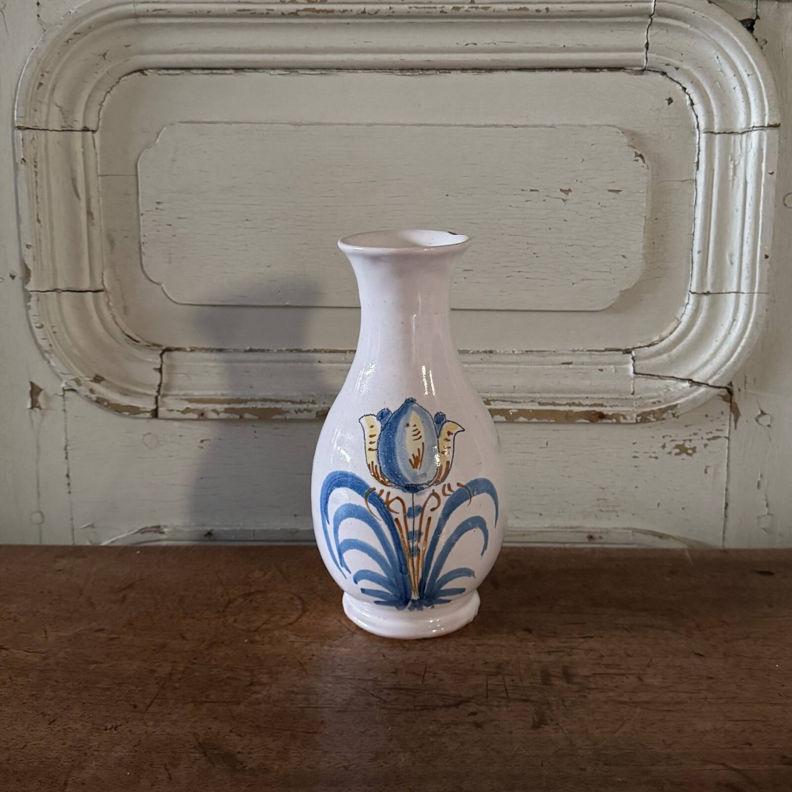 Vase en faïence de Nevers XVIIIe décor floral fond blanc