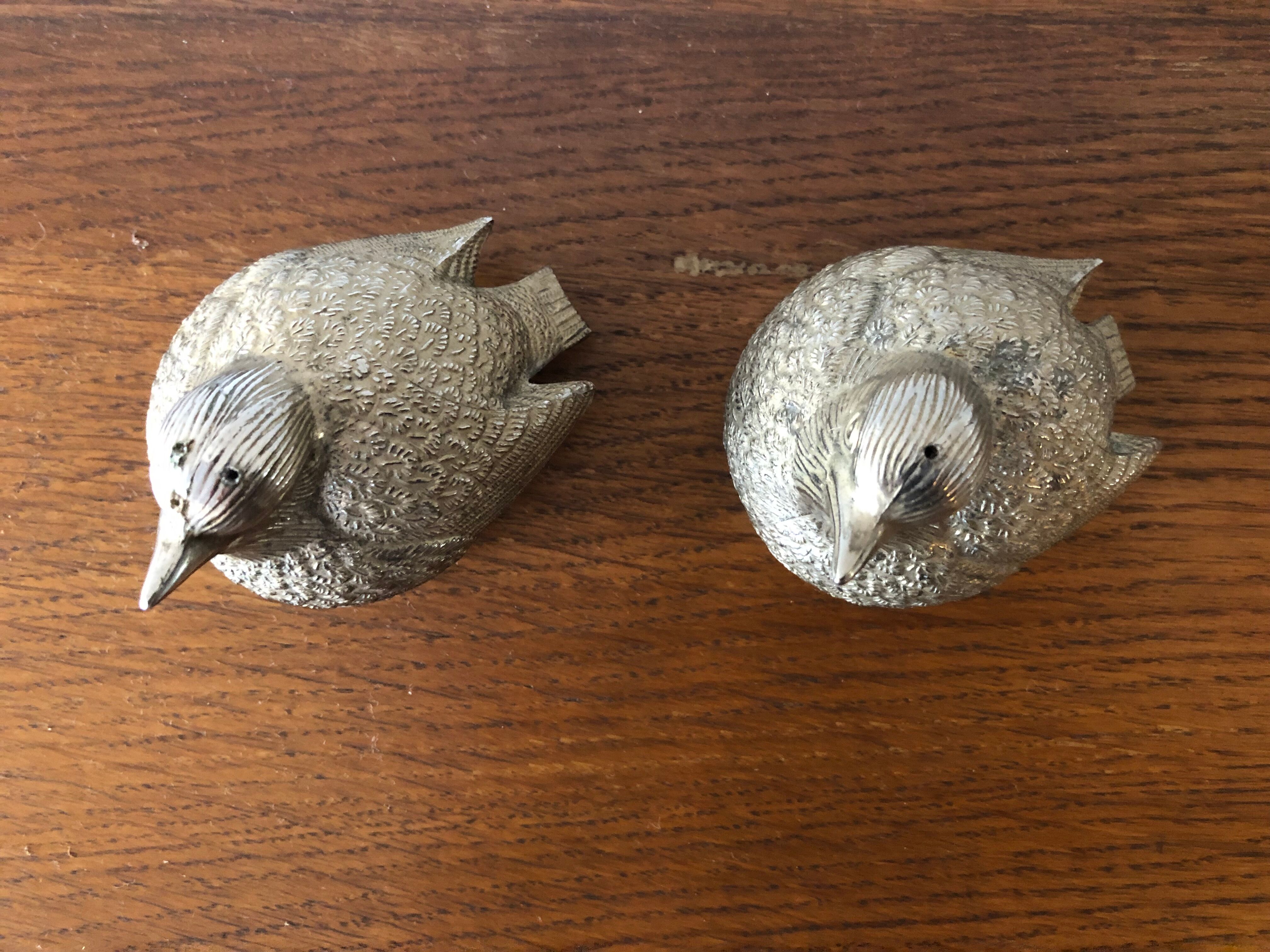 Salt and pepper shaker in silver metal, sparrows