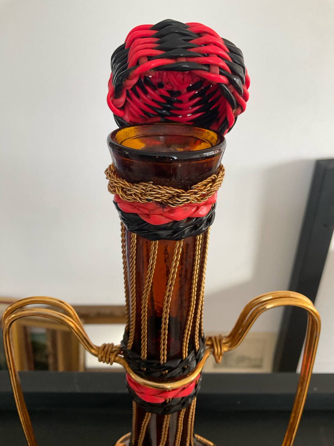 Carafe vintage en verre ambré,laiton et scoubidou