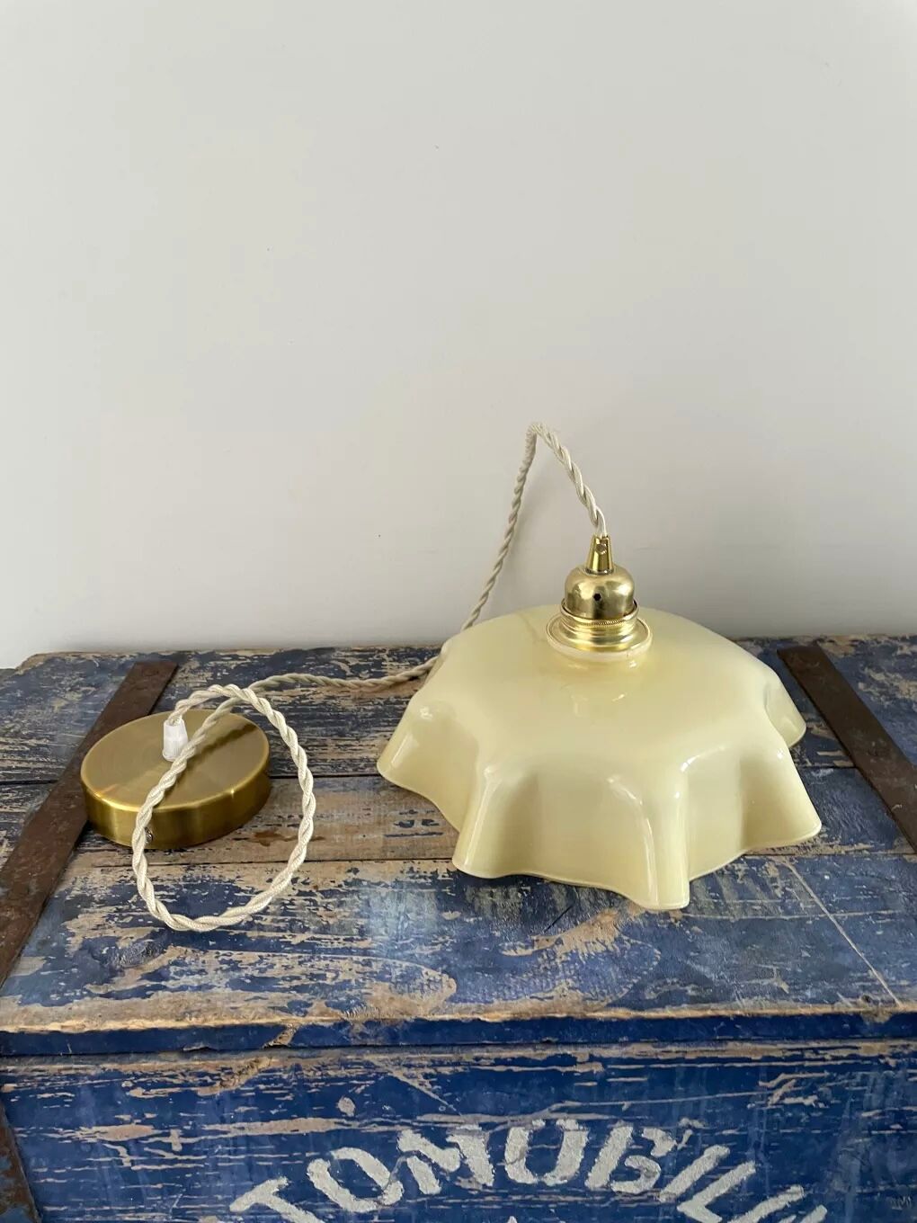 Beige opaline suspension