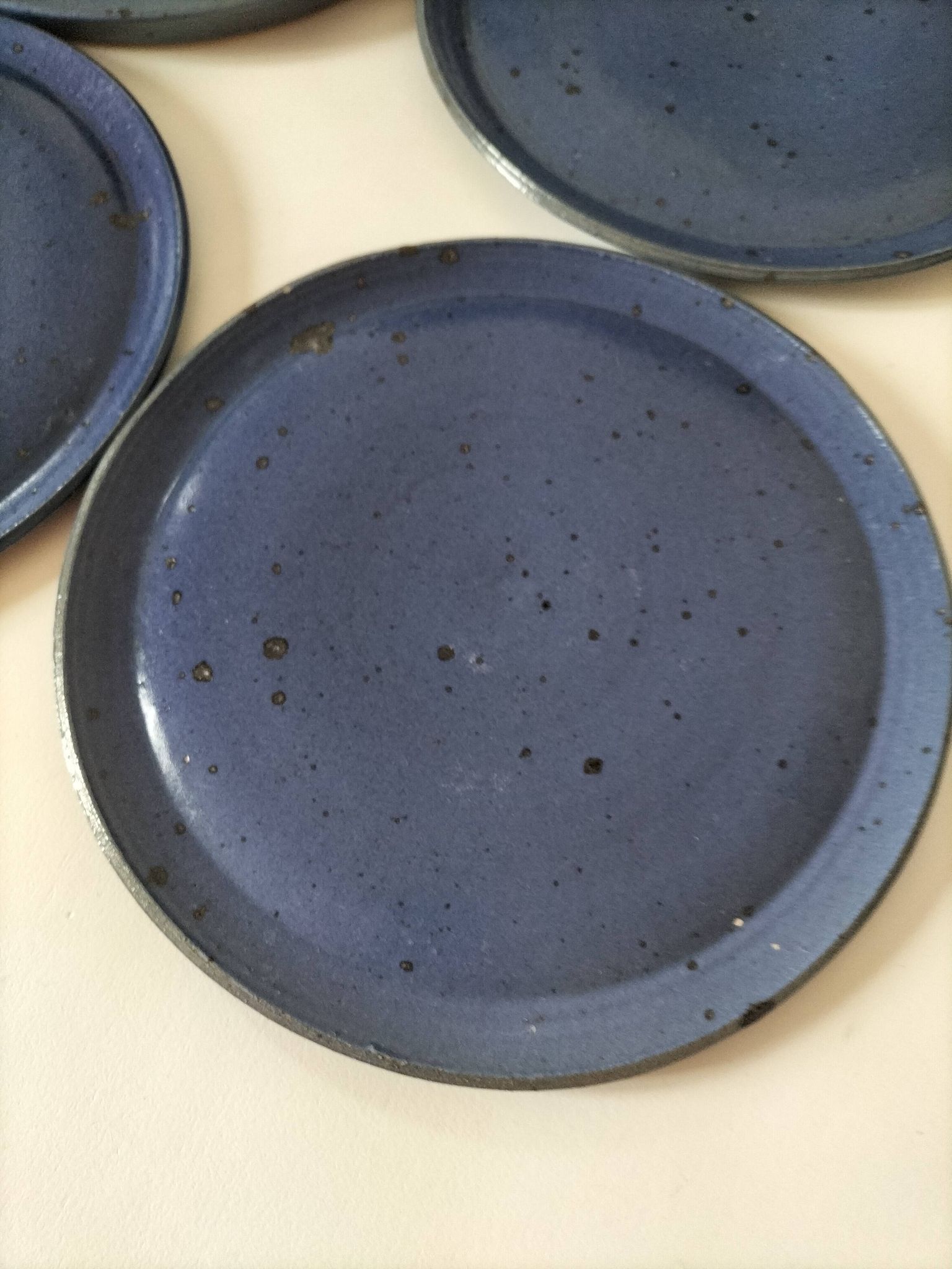 6 assiettes plates en grès artisanal bleu nuit moucheté