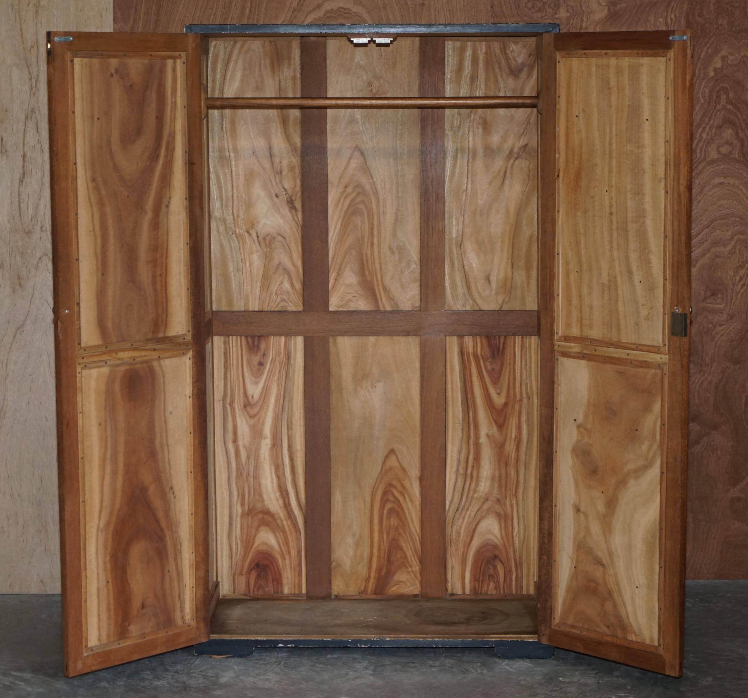 Armoire orientale chinoise en bois de camphre sculptée années 1920