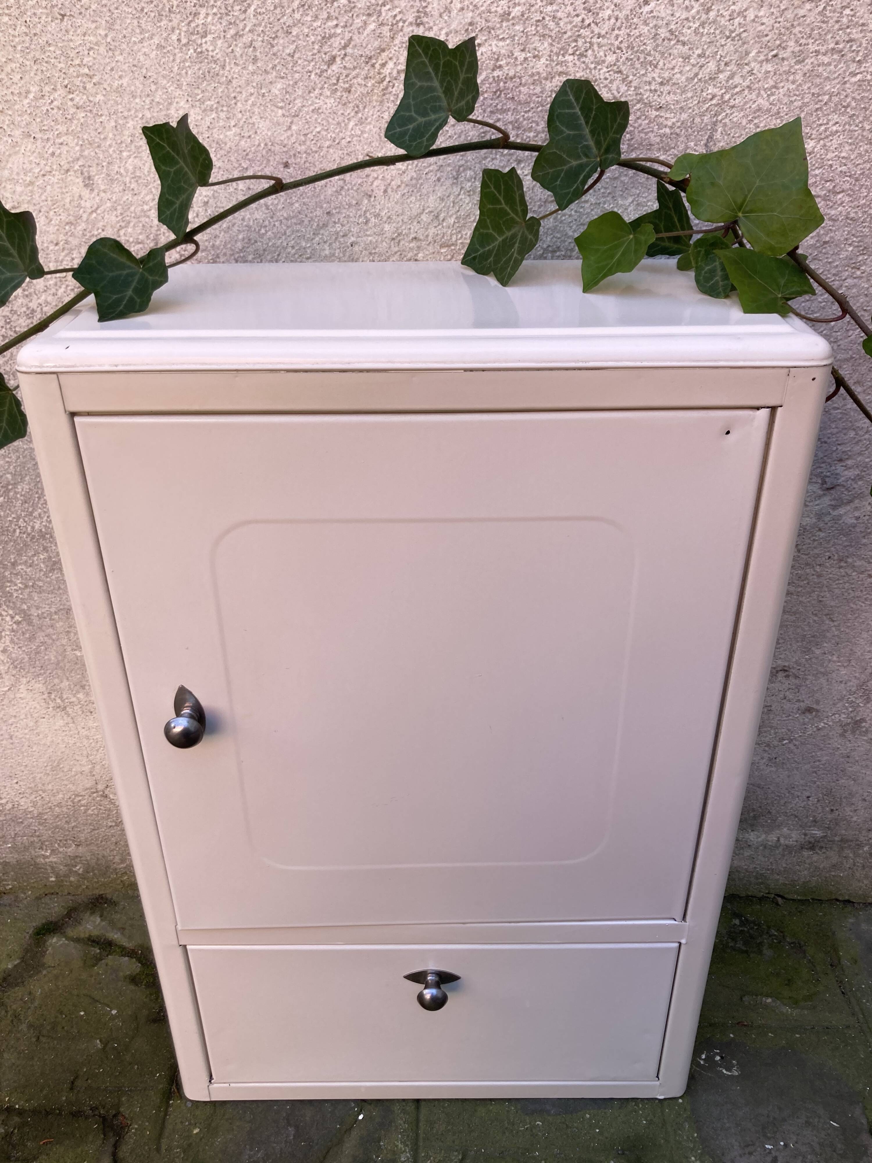 Metal medicine cabinet