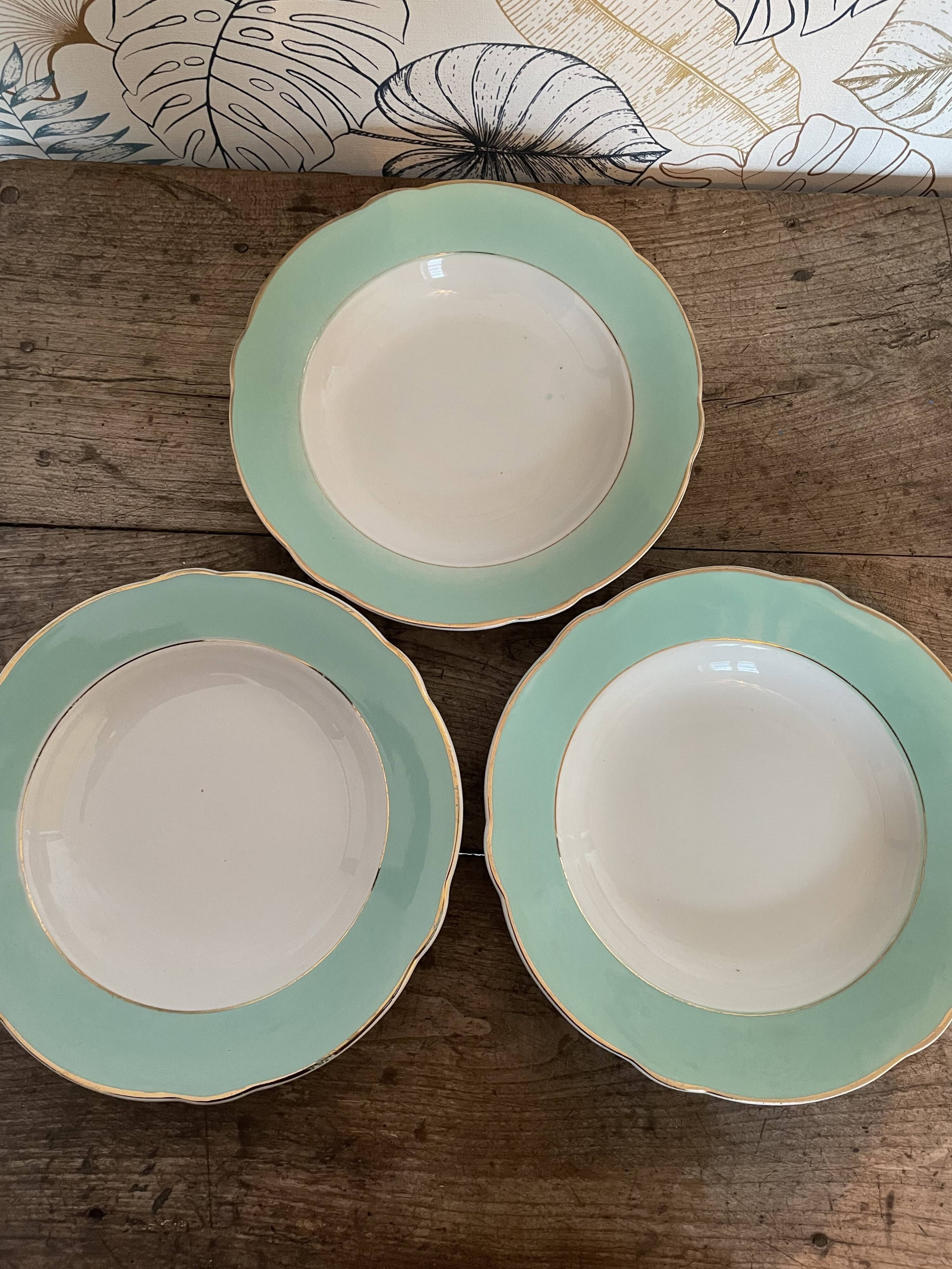 Set of hollow plates