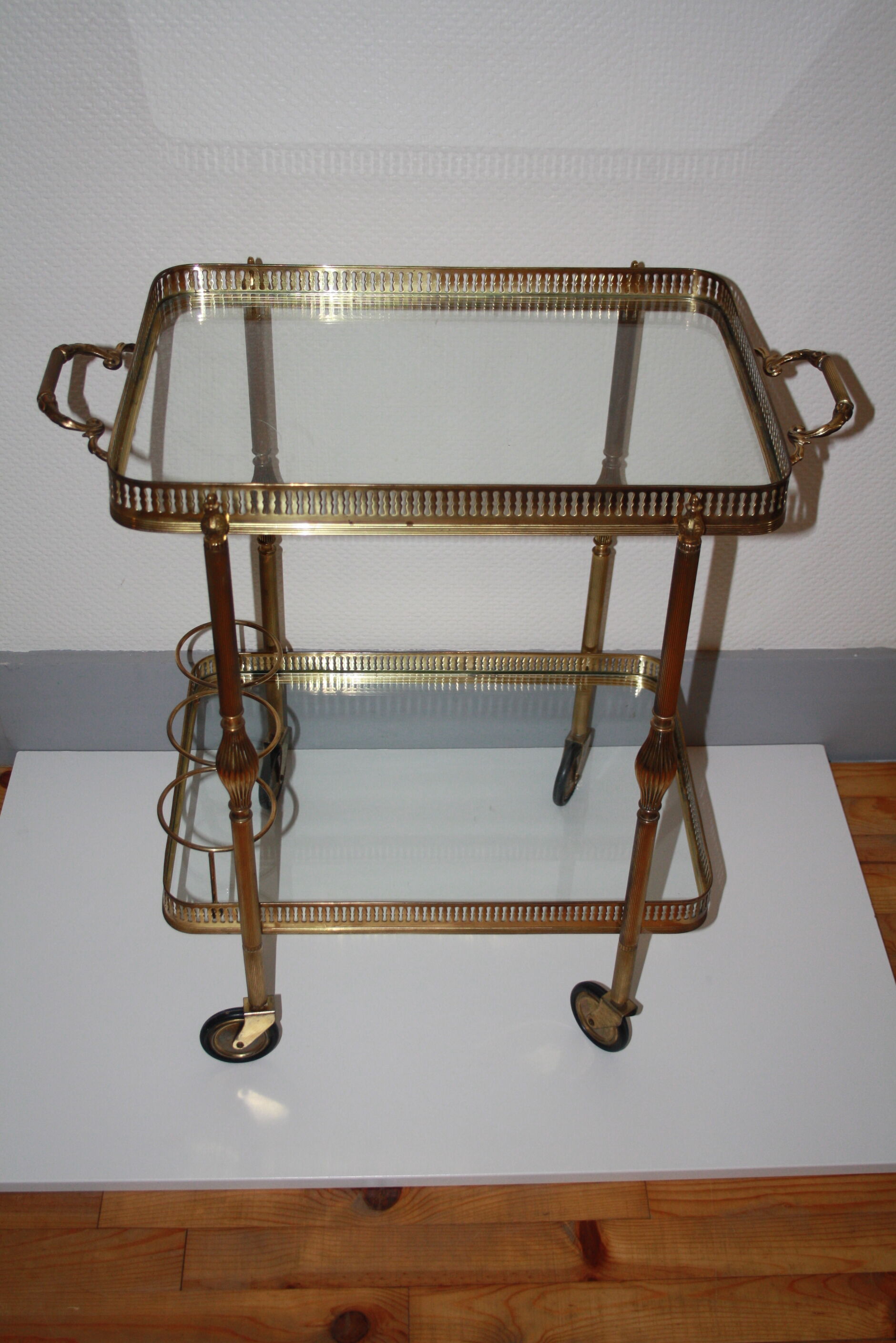 Serving golden skateboard in brass and glass