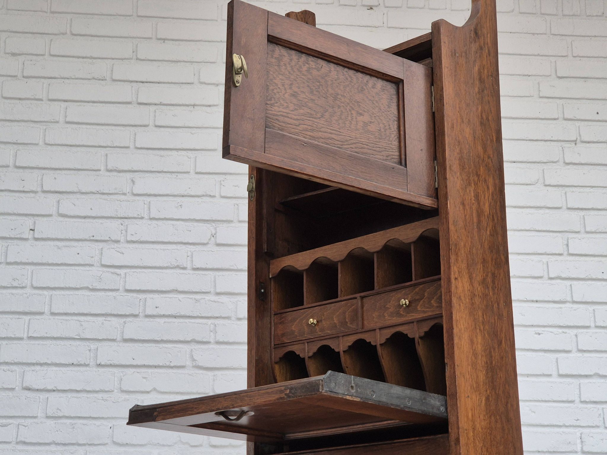 Armoire murale, bon état d'origine, bois de chêne, années 50, design scandinave
