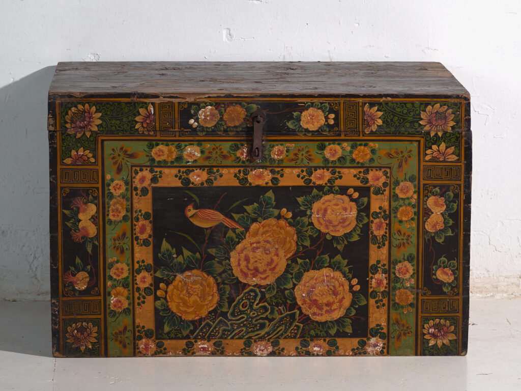 Antique chest painted in pine wood – China, around 1900