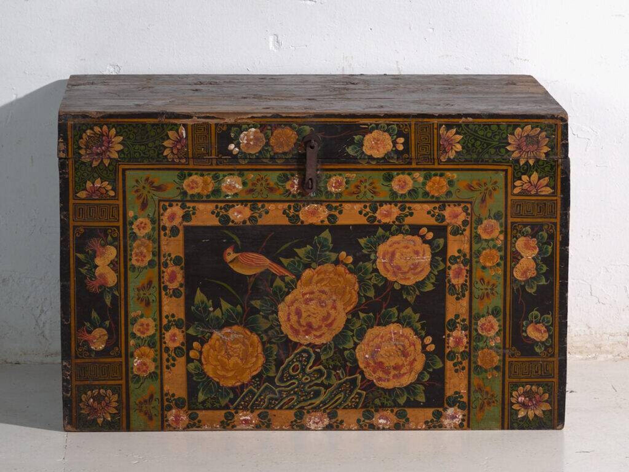 Coffre ancien peint en bois de pin – Chine, vers 1900