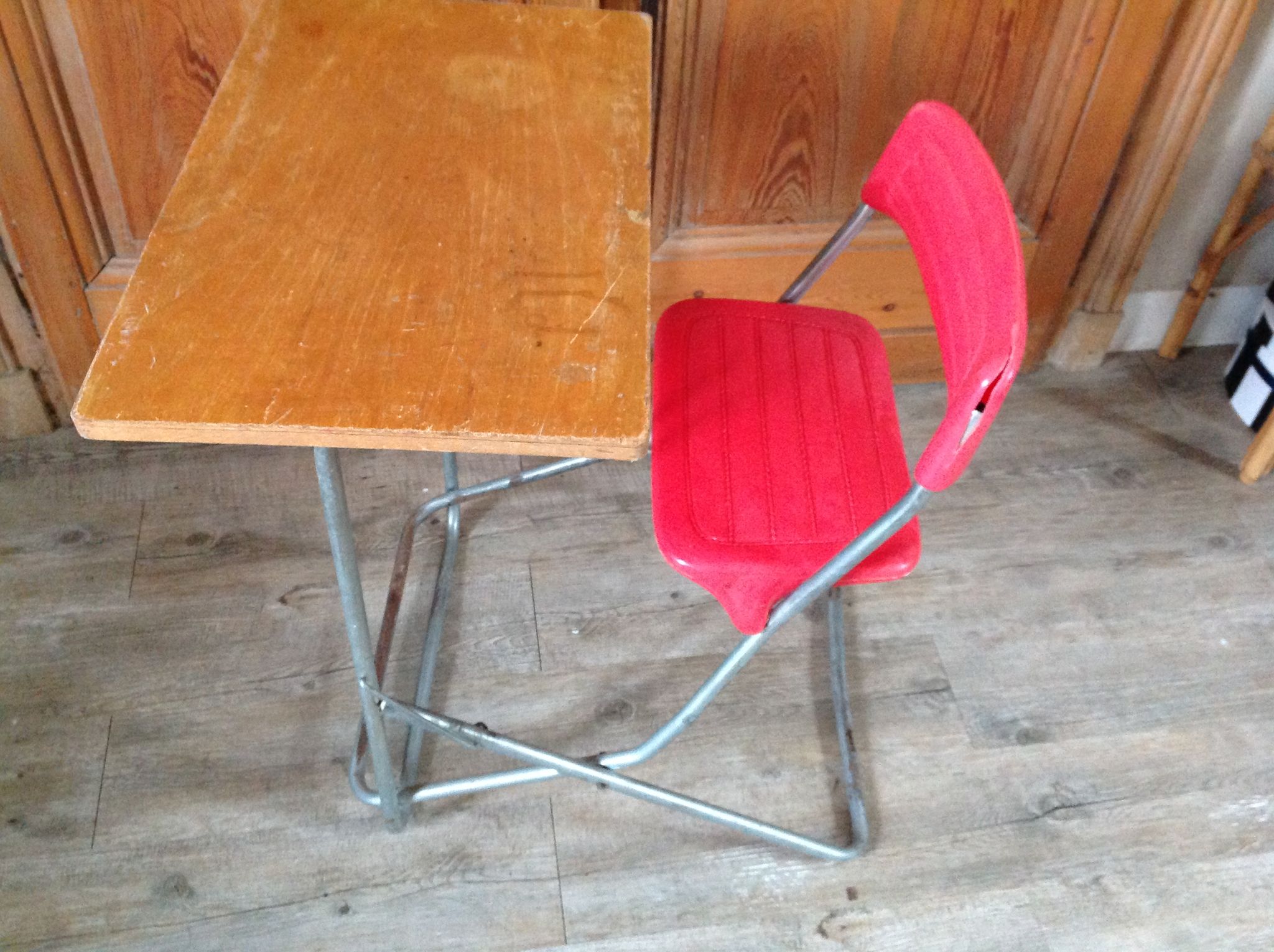 Folding child desk