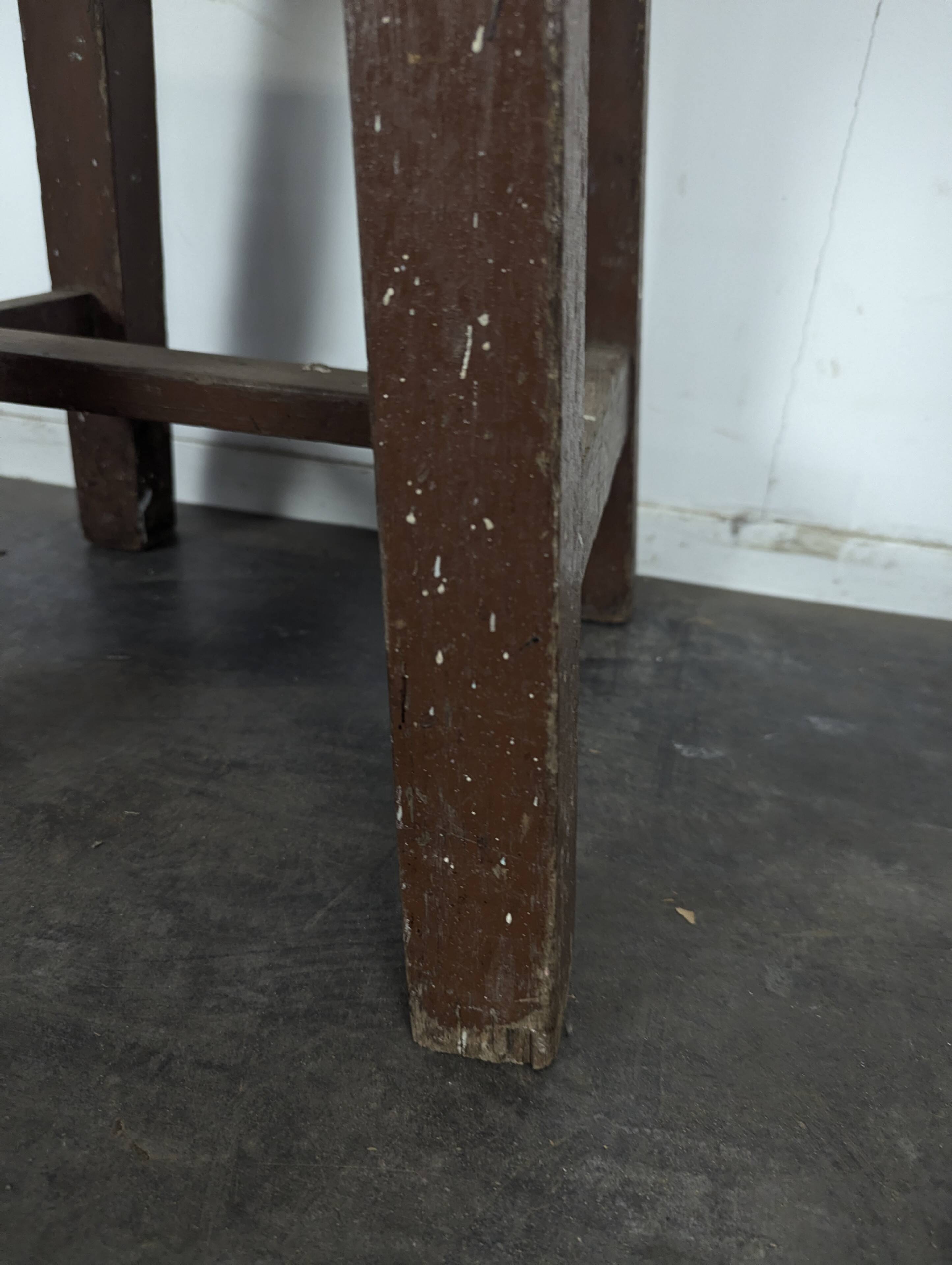 Tabouret d'atelier en bois peint brun à poignée