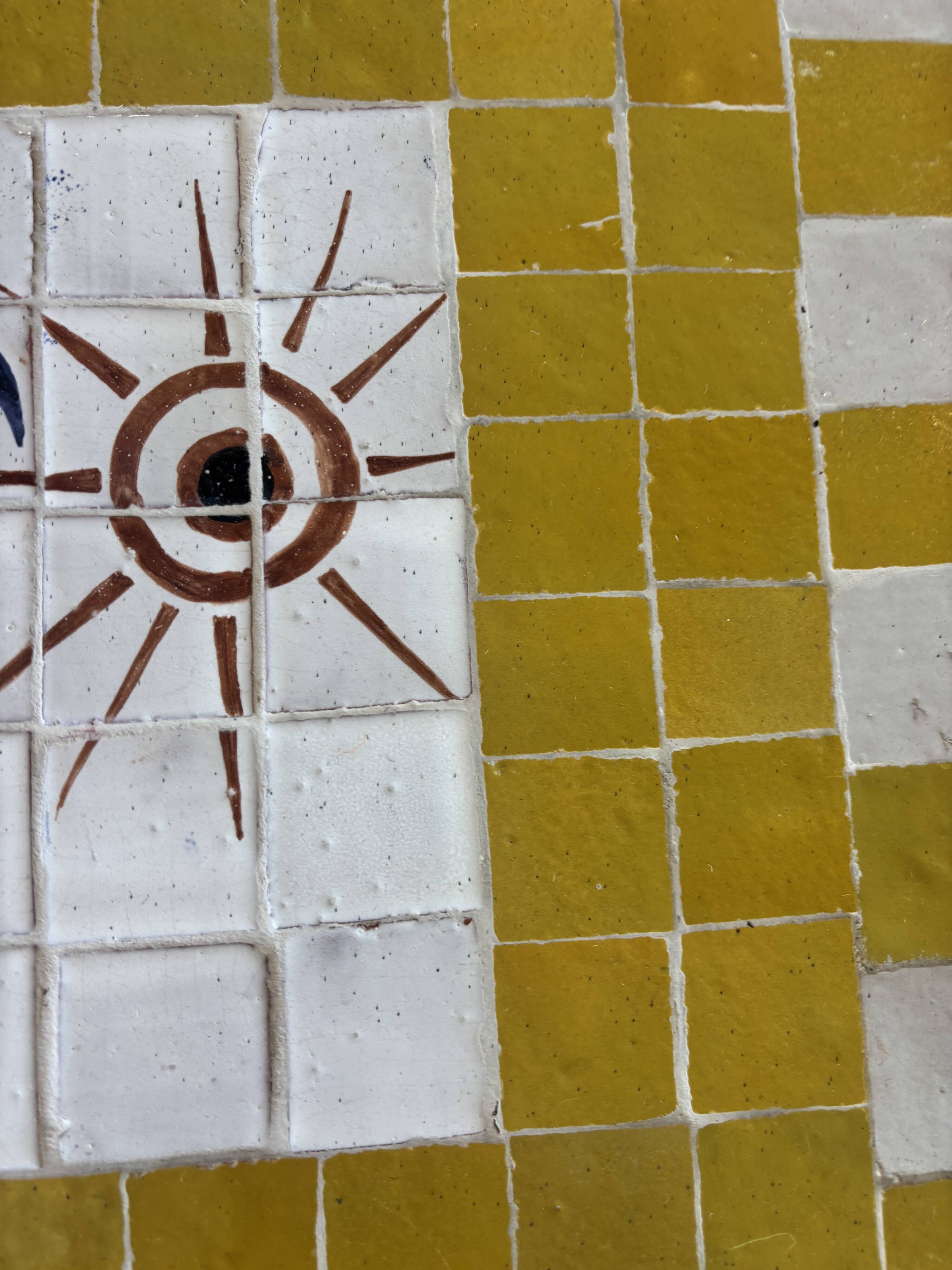 Table basse carrée en zellige jaune, décor palmier