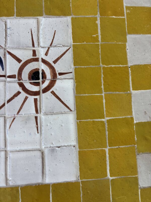 Table basse carrée en zellige jaune, décor palmier