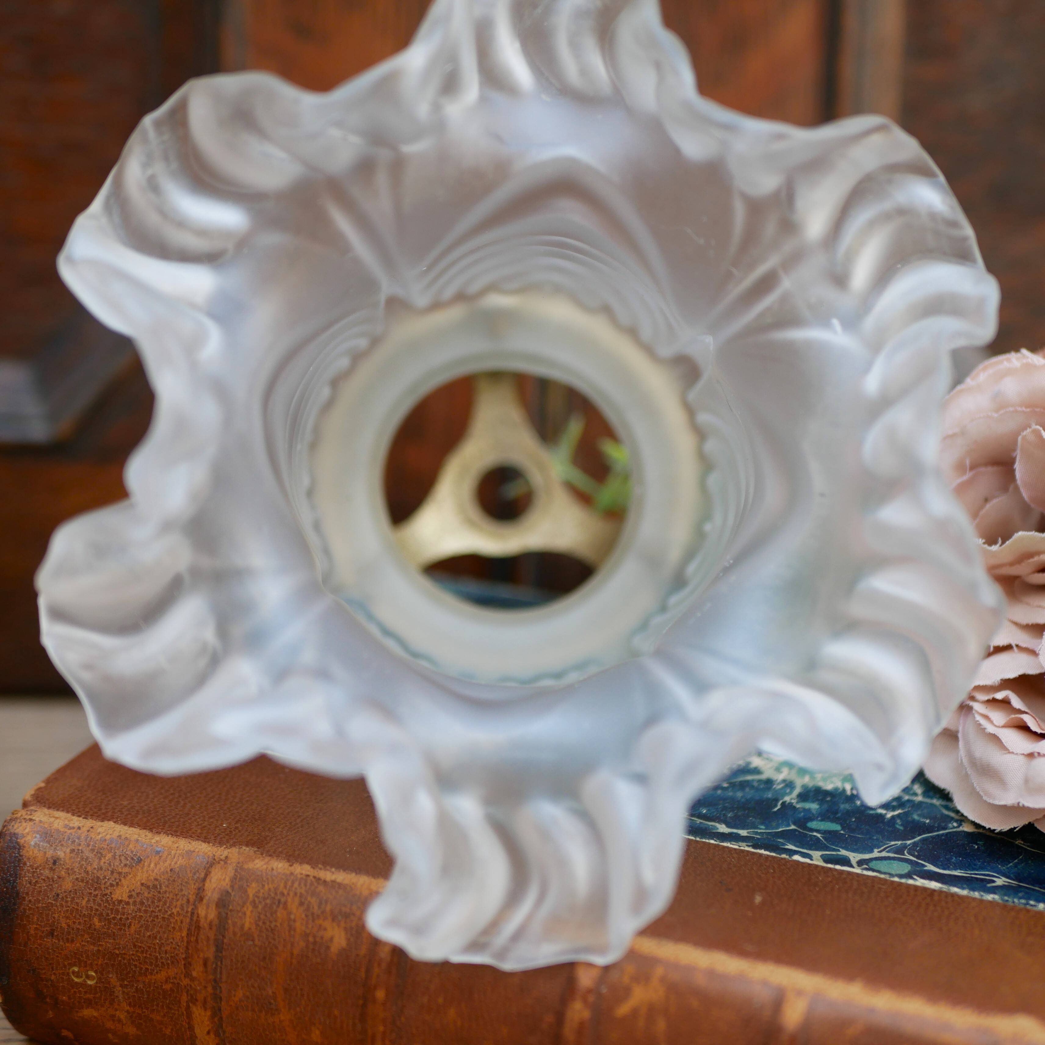 Abat-jour Art déco en verre moulé opaque avec fixation métallique d'origine