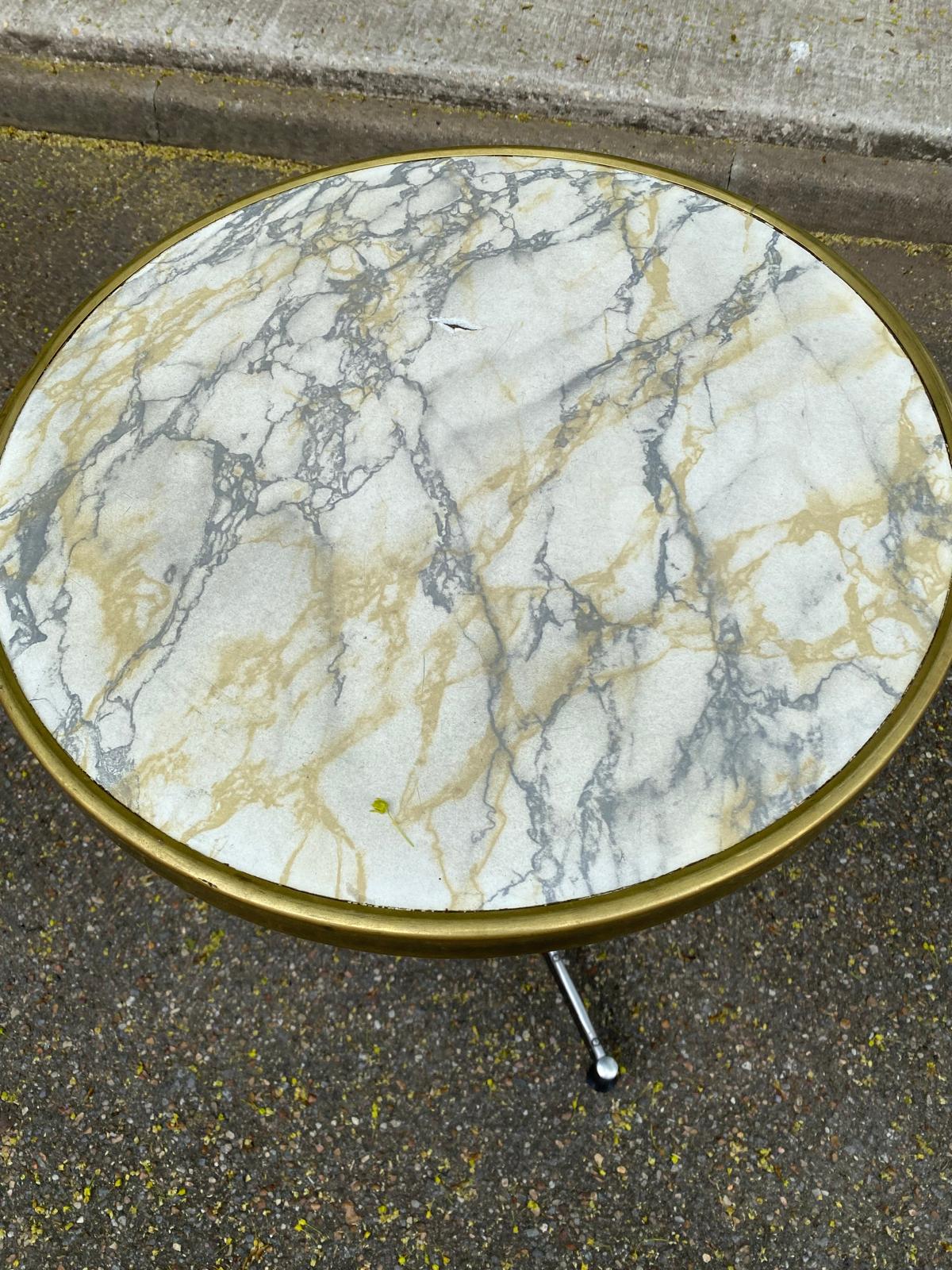 Round bistro table with a central pedestal, gold marble effect and black steel, 60cm.