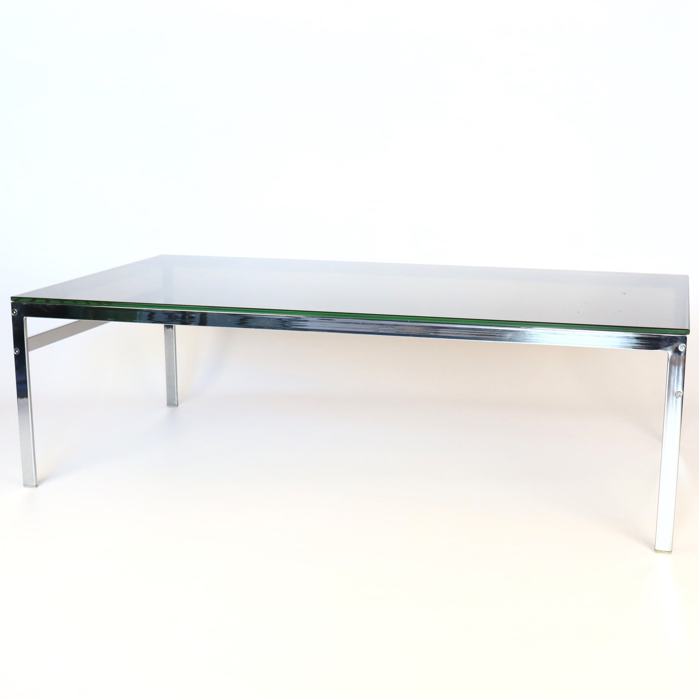 Table basse chrome et verre fumé années 60