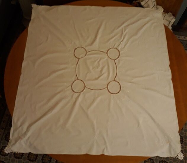 White tablecloth embroidered with lace & days