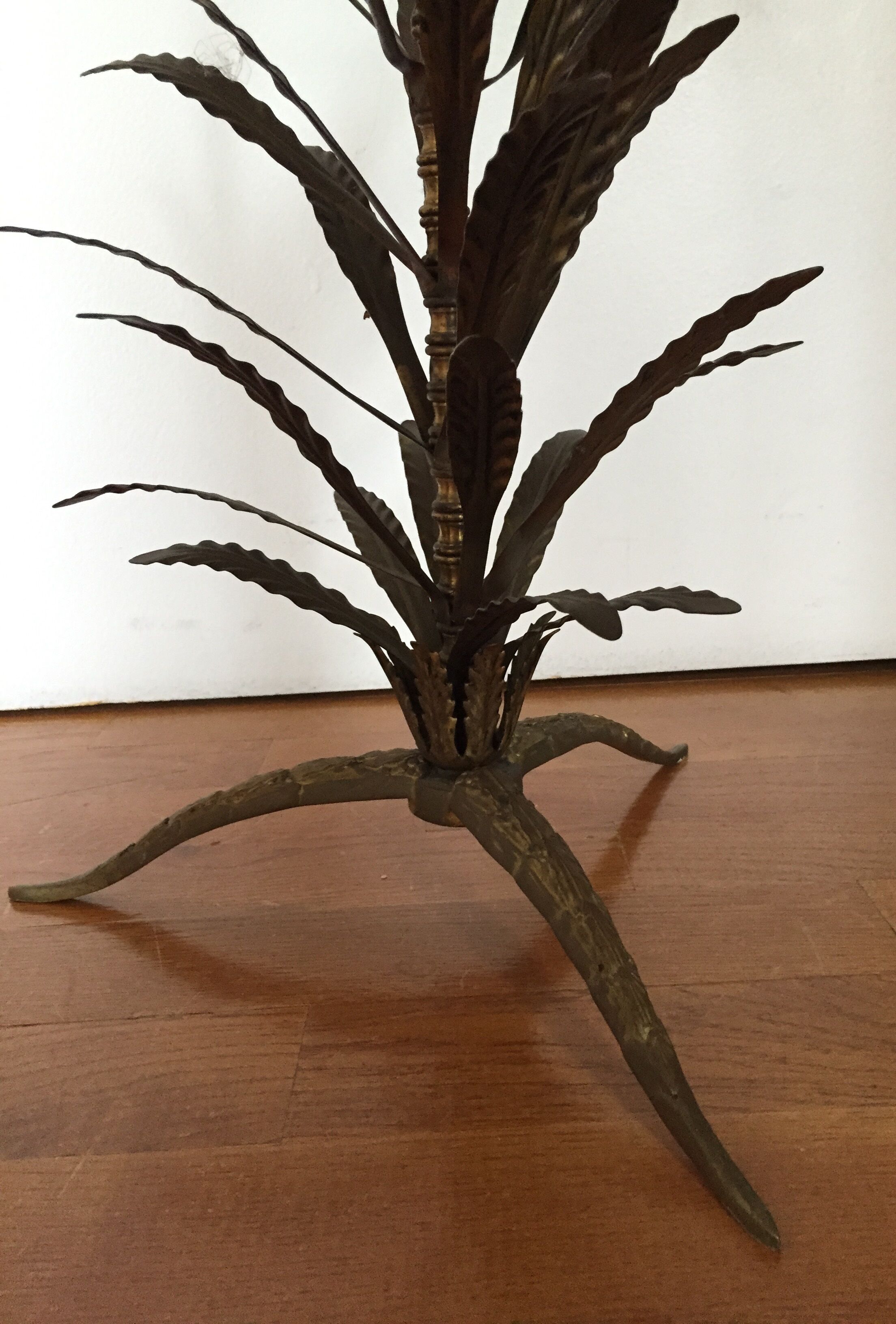 Vegetal leg table with glass top