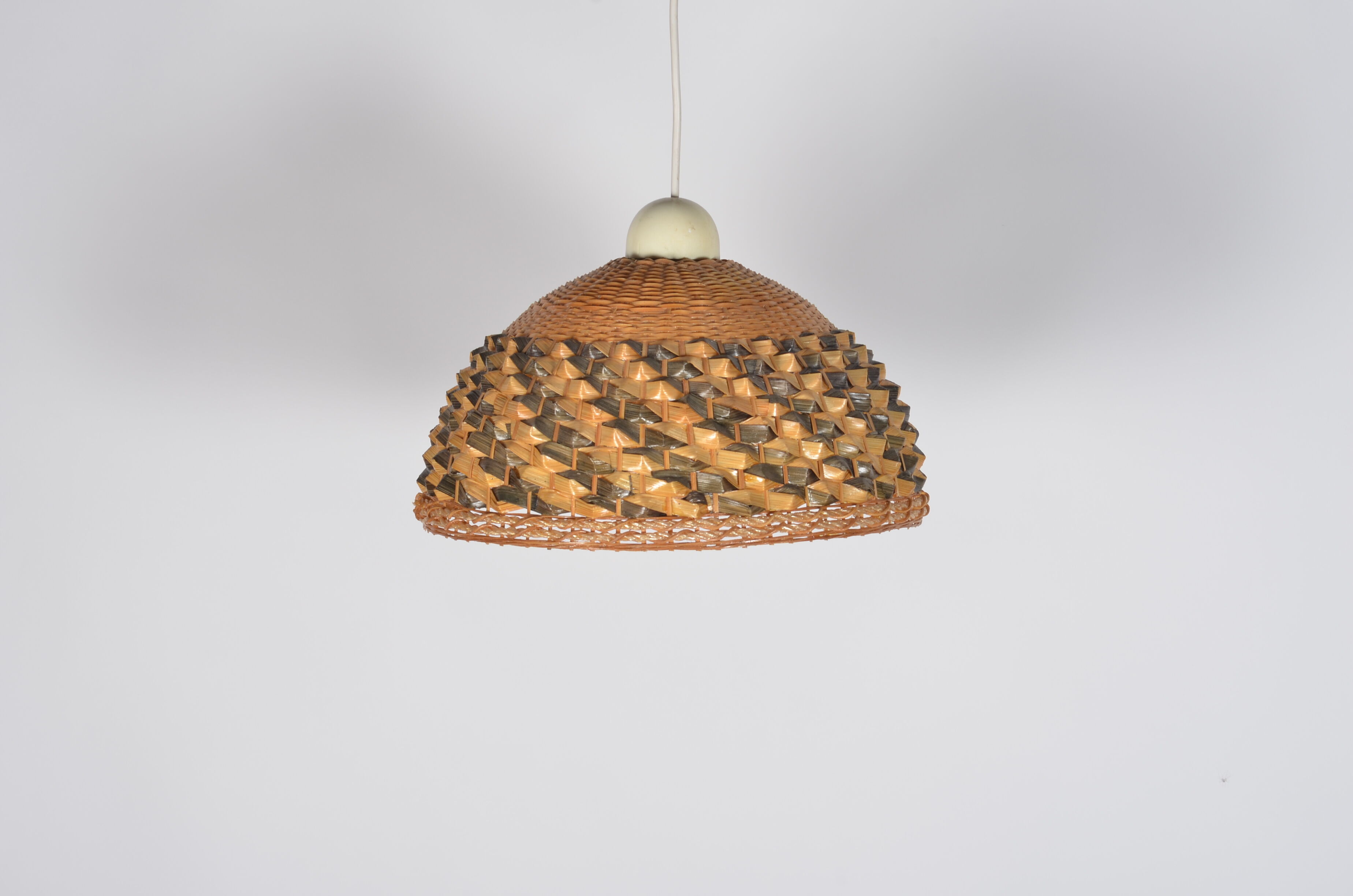 Two-tone rattan suspension