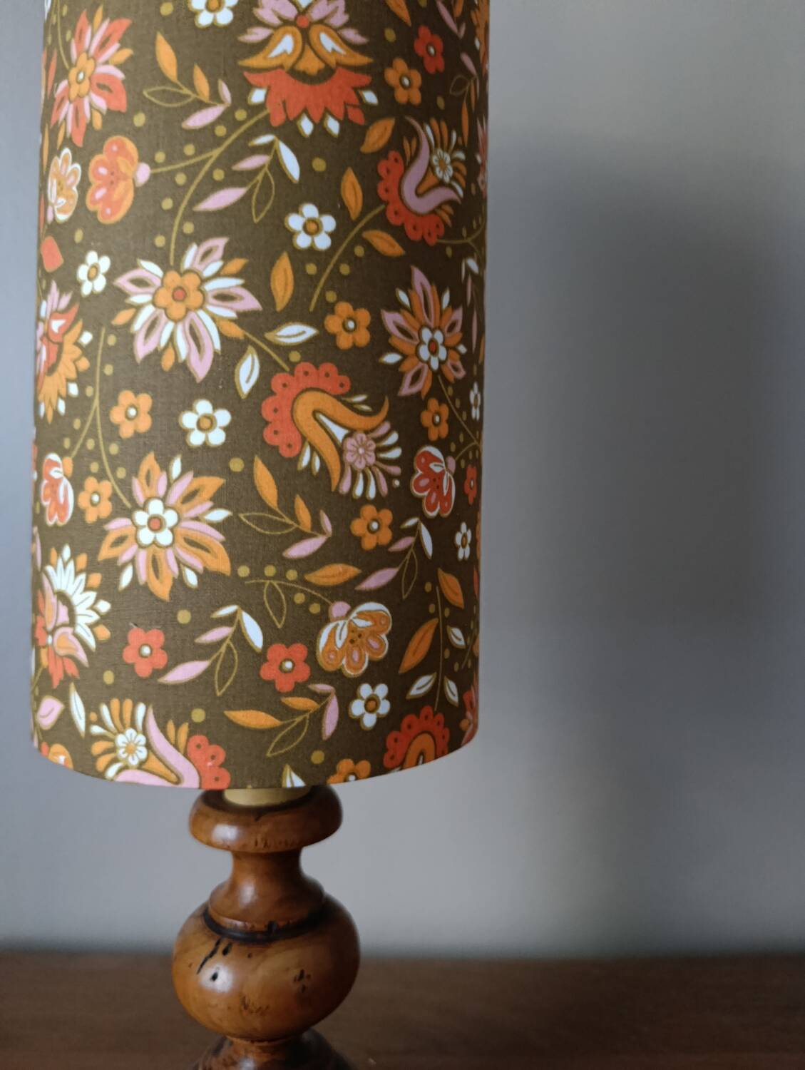 Vintage wooden table lamp with seventies flower tube shade