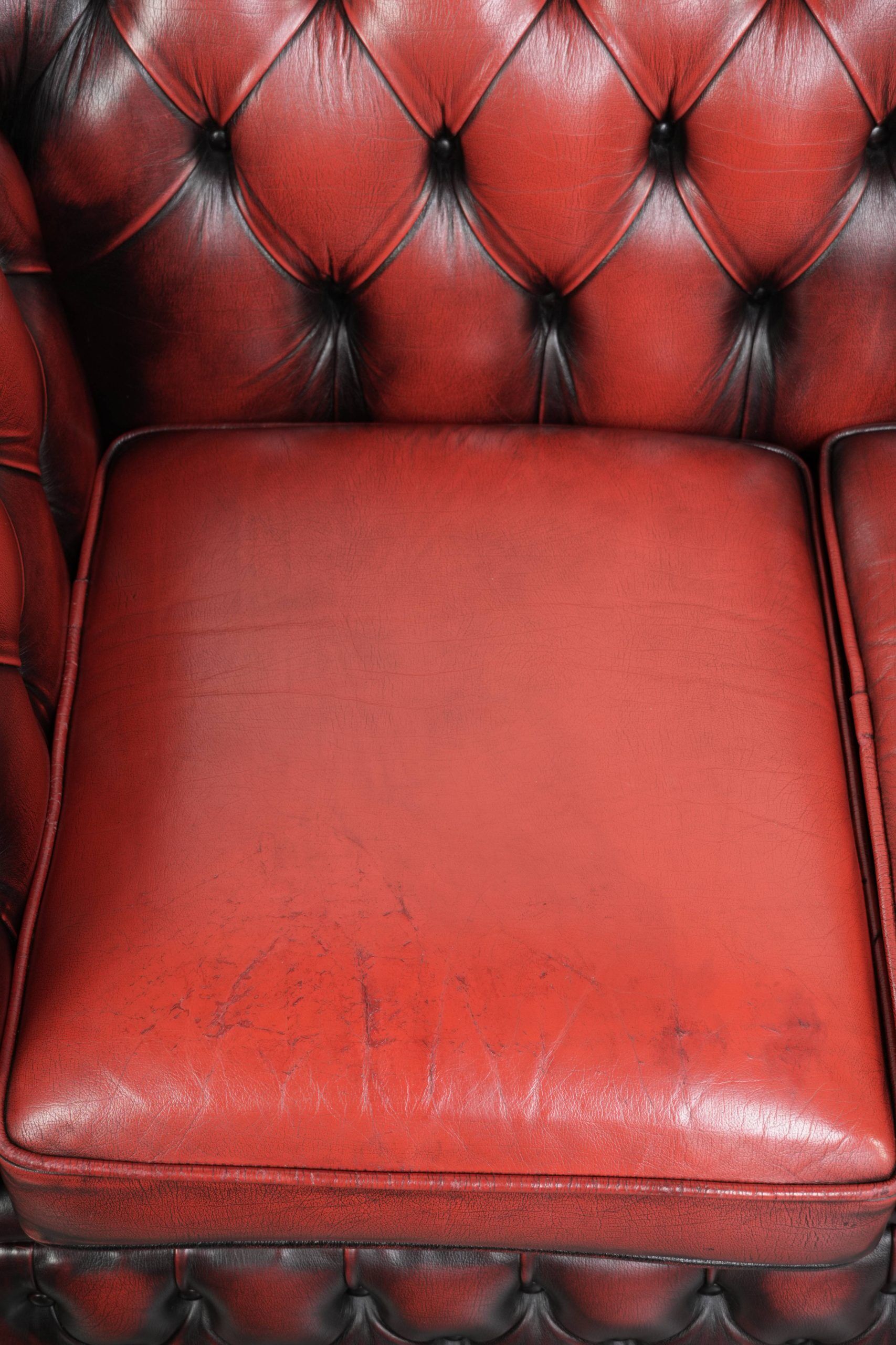 English chesterfield 2.5/3 seater sofa made of cowhide leather in red