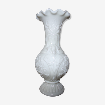 Vase en opaline blanche