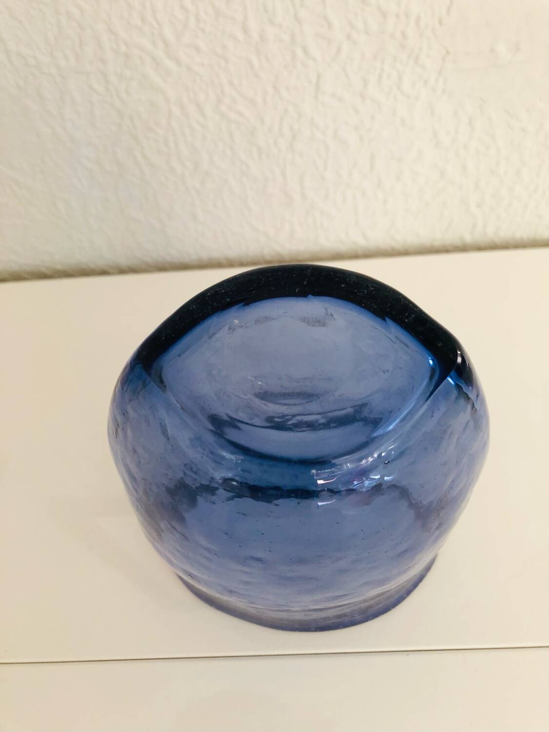Vase en verre soufflé bleu à bulles, forme libre–Murano circa 1970