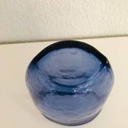 Vase en verre soufflé bleu à bulles, forme libre–Murano circa 1970