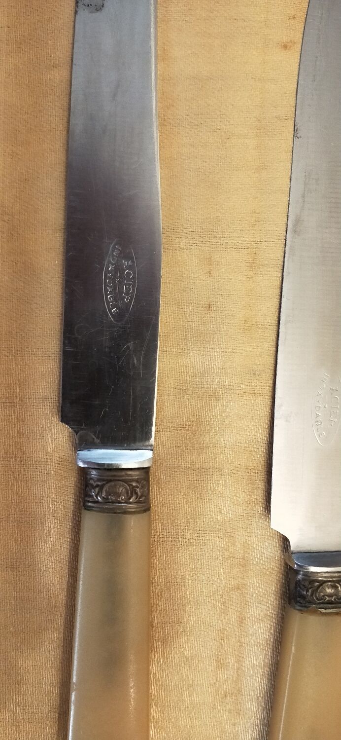 12 knives with horn handles