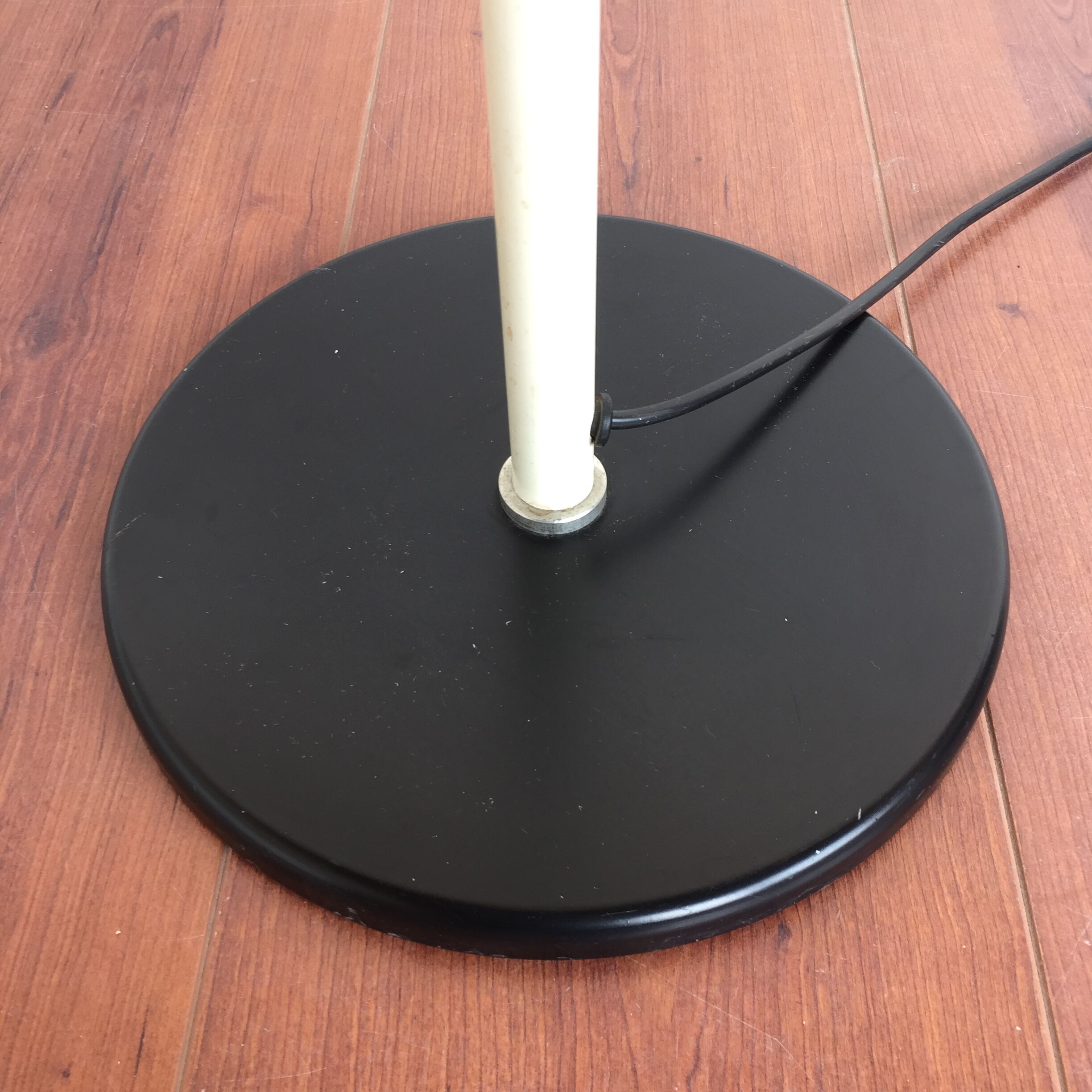 Vintage 50-60s Dutch design white floor lamp by H. Fillekes for Artiforte black base