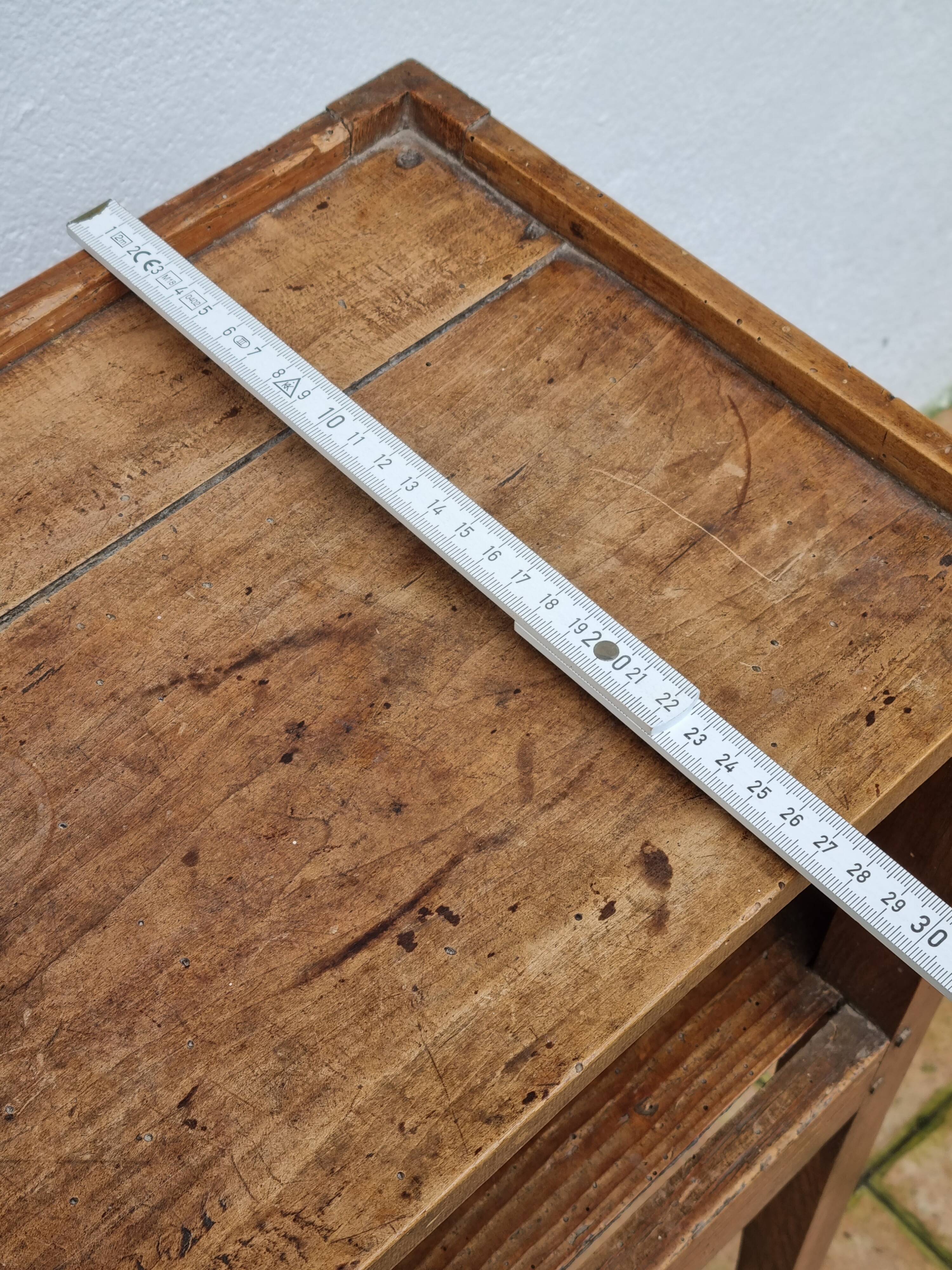Table de chevet ancienne en bois, poignées latérales ajourées, fin XIXe