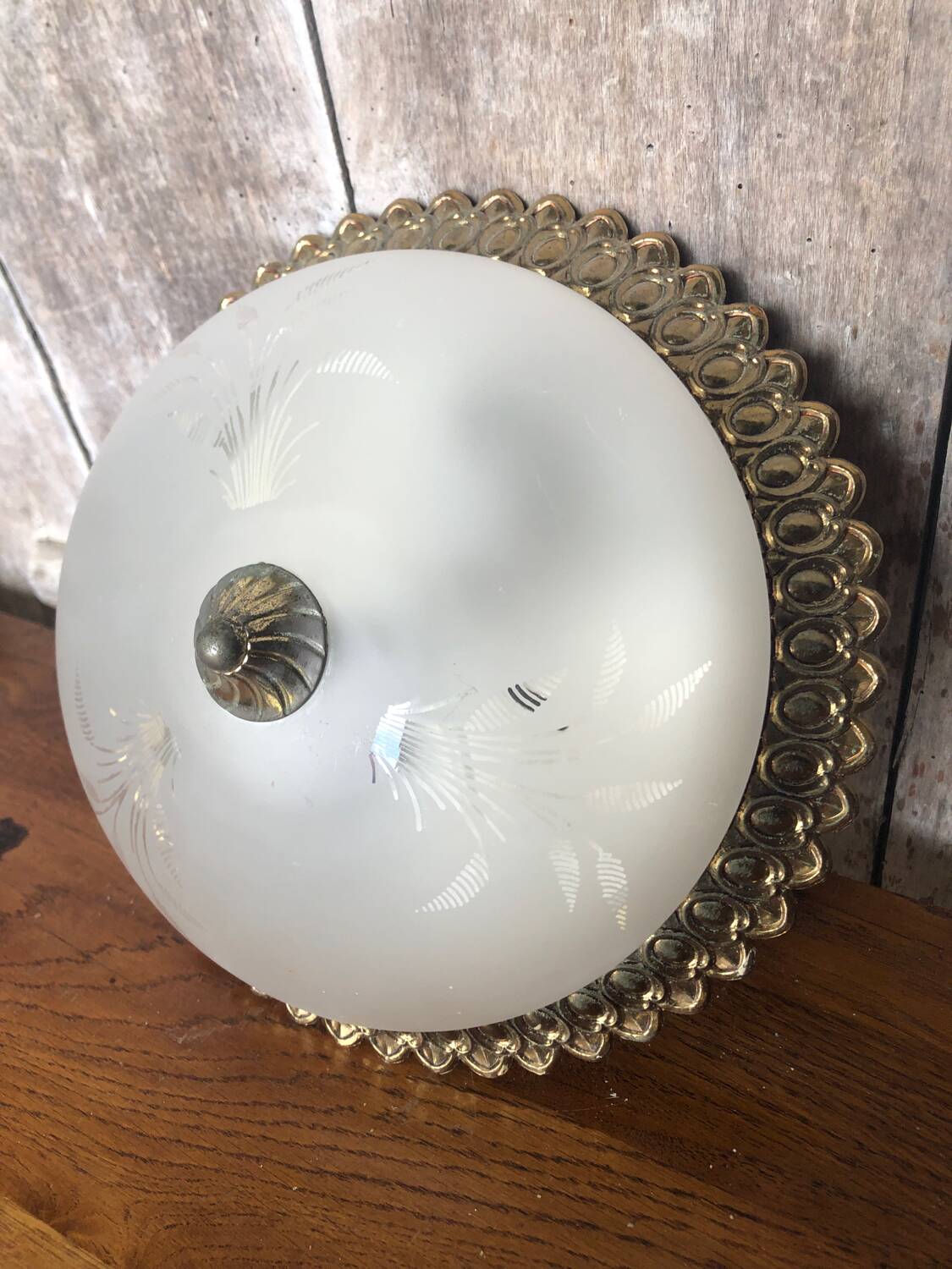 Old engraved glass ceiling light + vintage gold metal contour
