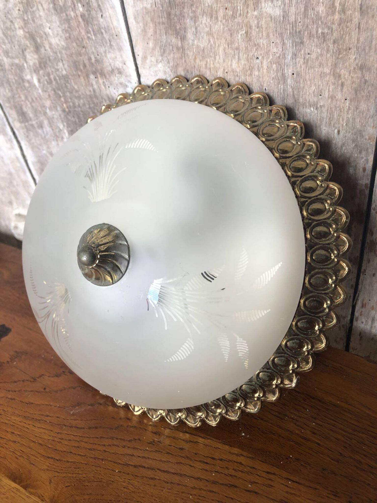 Old engraved glass ceiling light + vintage gold metal contour