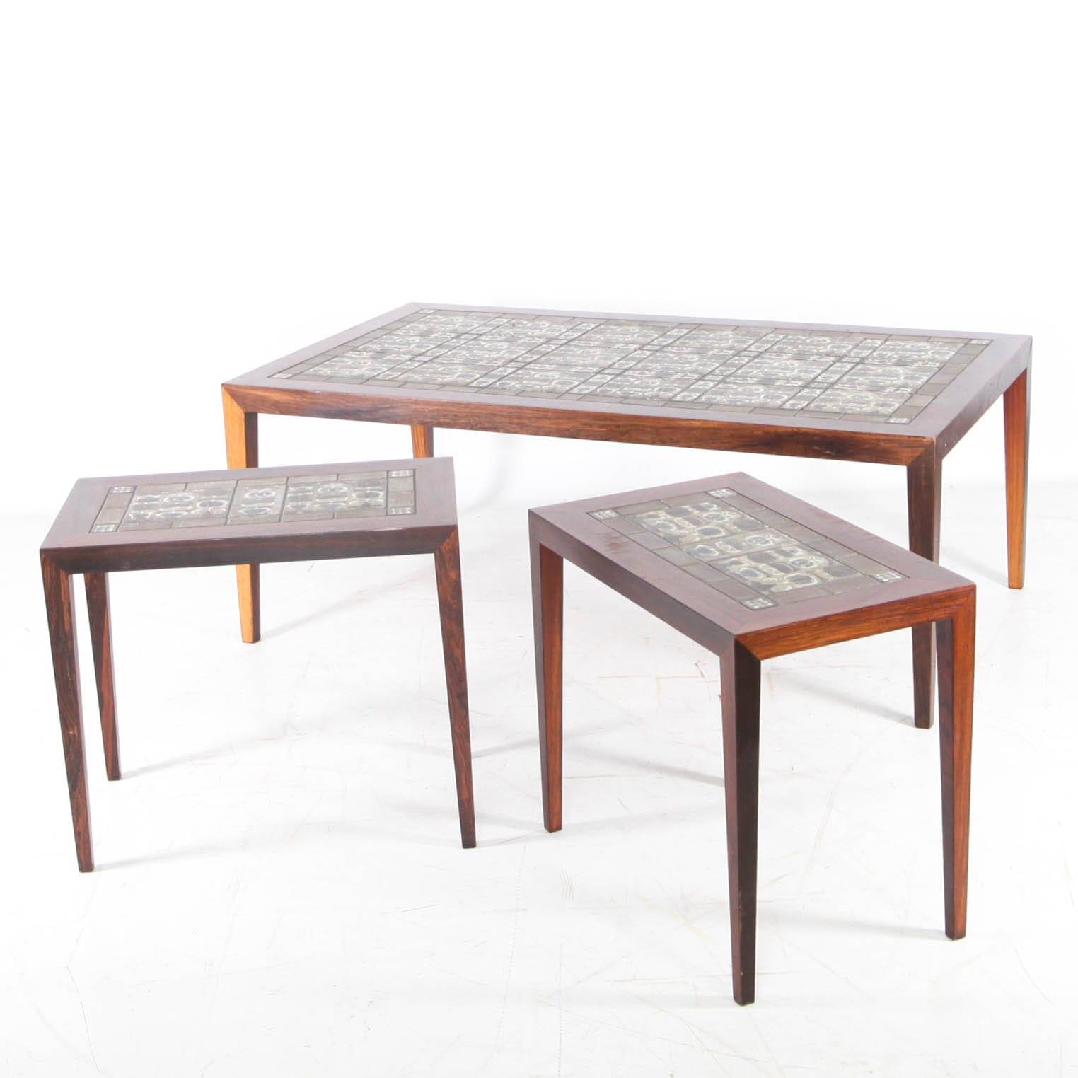 Set of coffee tables in rosewood and ceramic.
